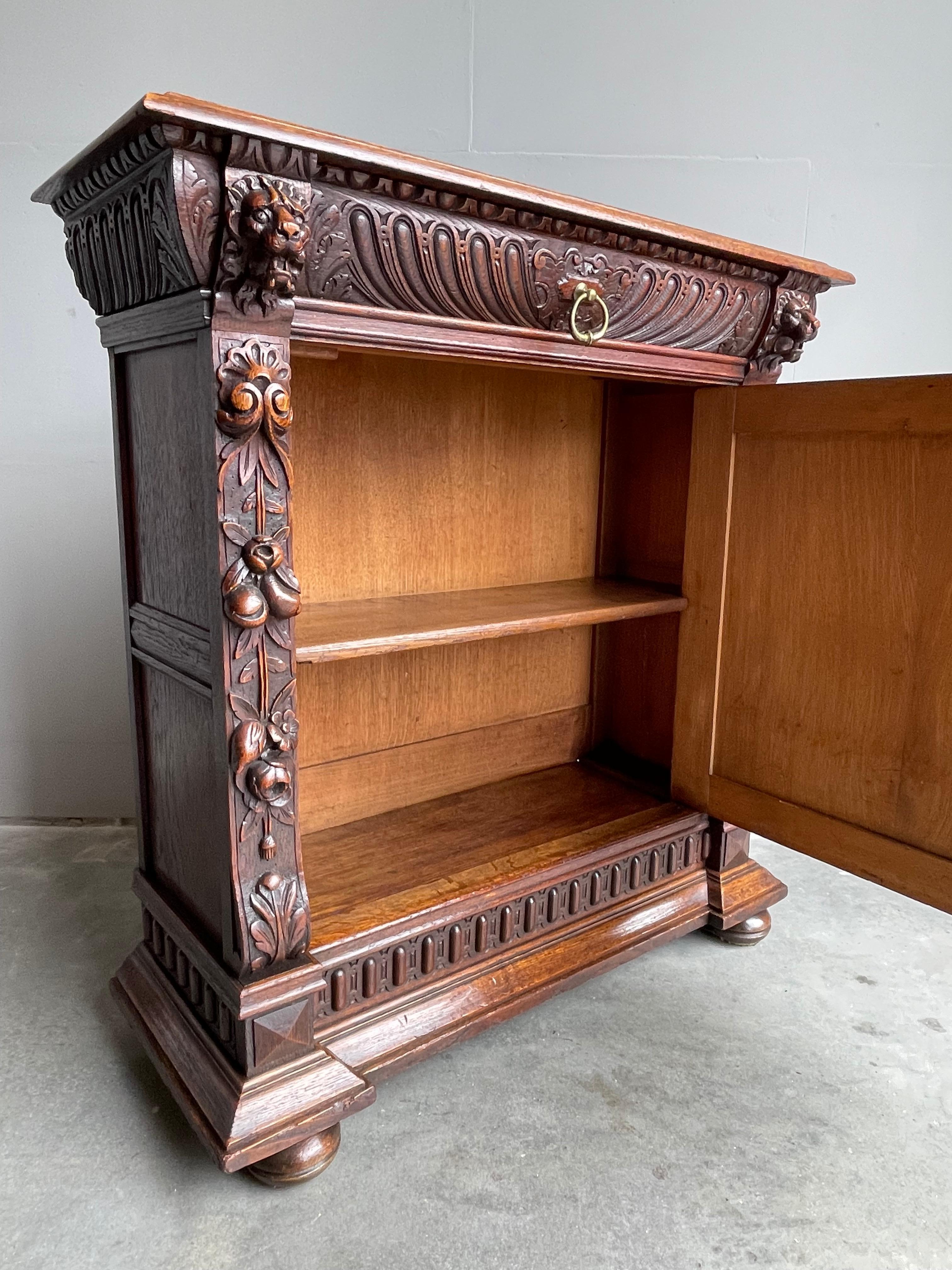 Stunning & Superbly Hand Carved Renaissance Revival Hallway Cabinet / Drinks Bar In Excellent Condition In Lisse, NL