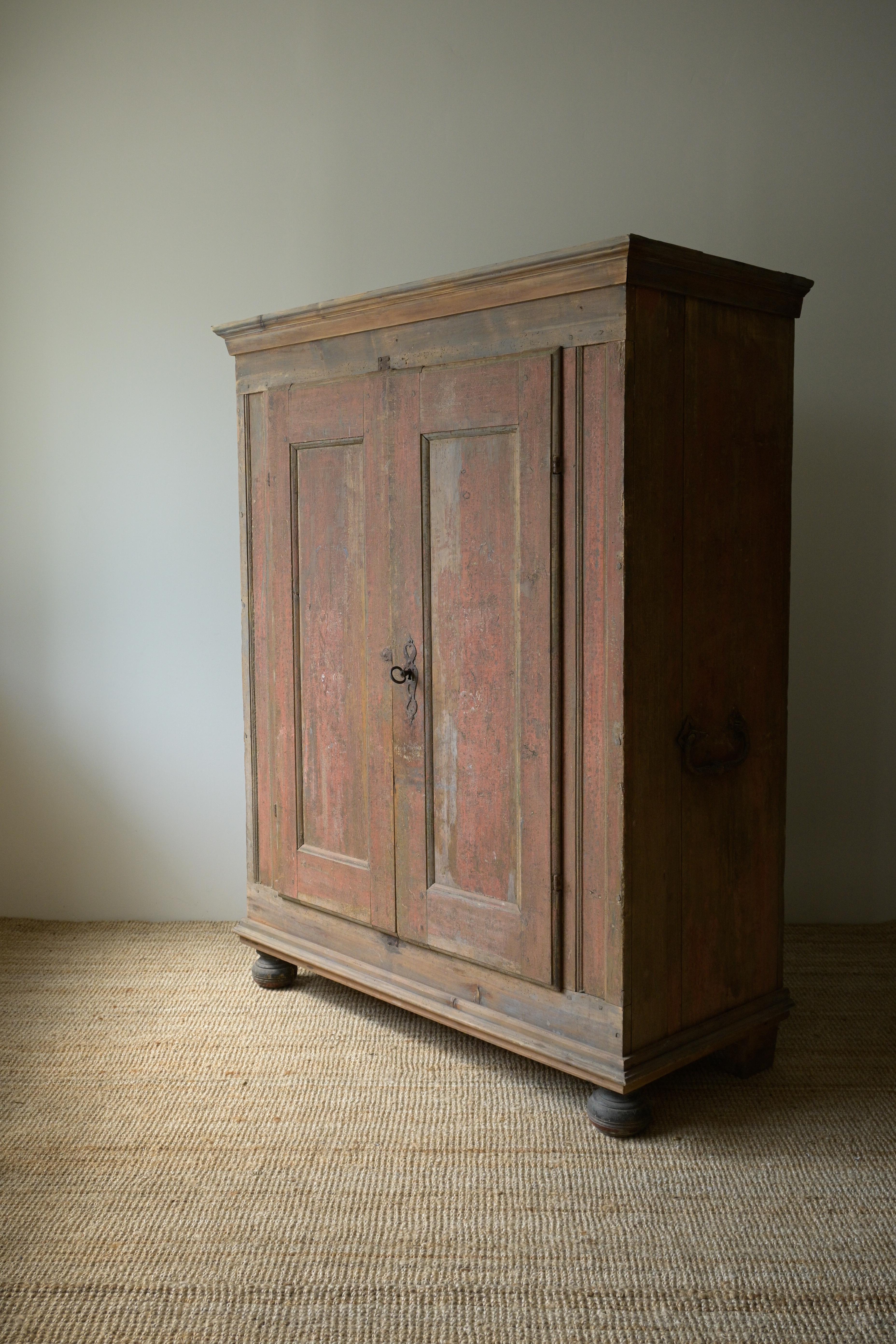 Prächtiger schwedischer Barockschrank, um 1780

Ein seltener und schöner Schrank aus dem Schweden des späten 18. Jahrhunderts, bemalt in seiner ursprünglichen rosa Farbe mit Spuren von gemaltem Blumendekor und anderen historischen