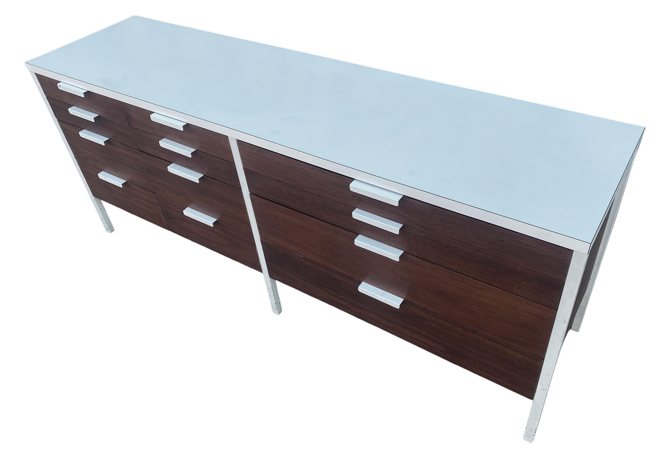 Impresionante Cómoda Sueca Moderna de Mitad de Siglo Credenza de 12 Cajones Patas de Metal Blanco 3