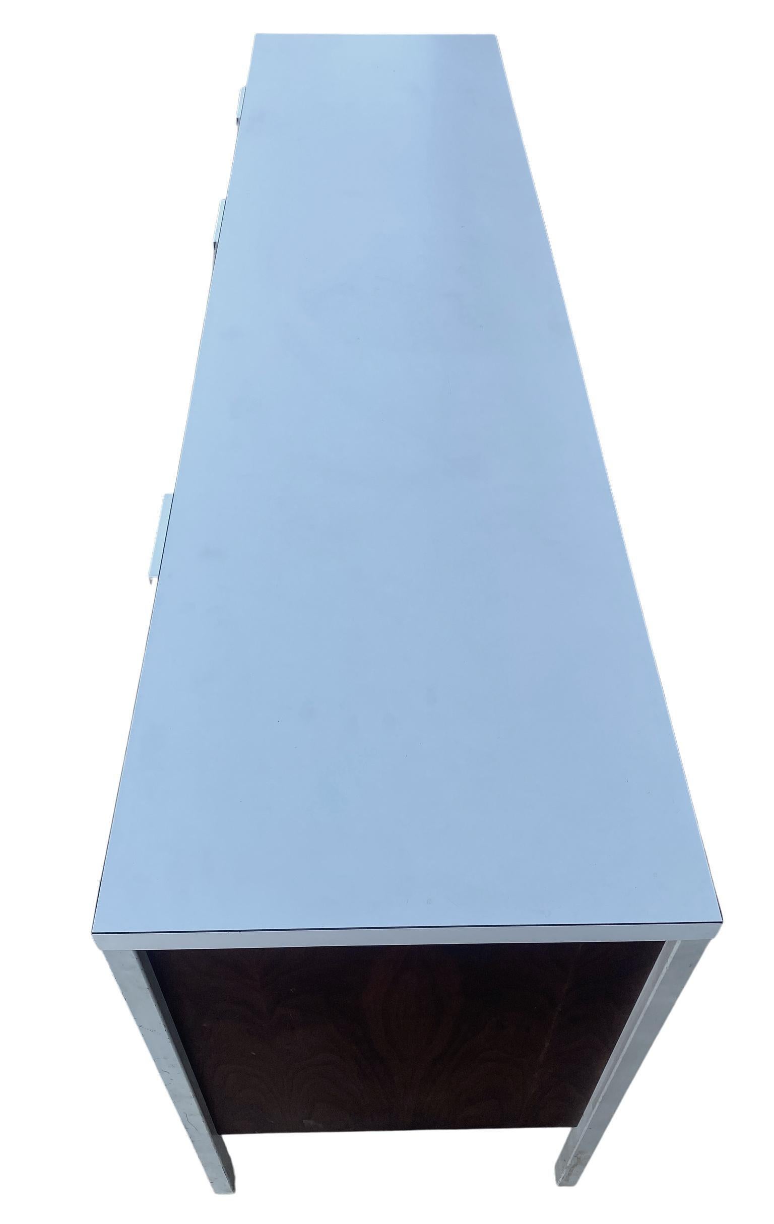 Stupefacente cassettiera svedese moderna di metà secolo a 12 cassetti Credenza con gambe in metallo bianco in vendita 4