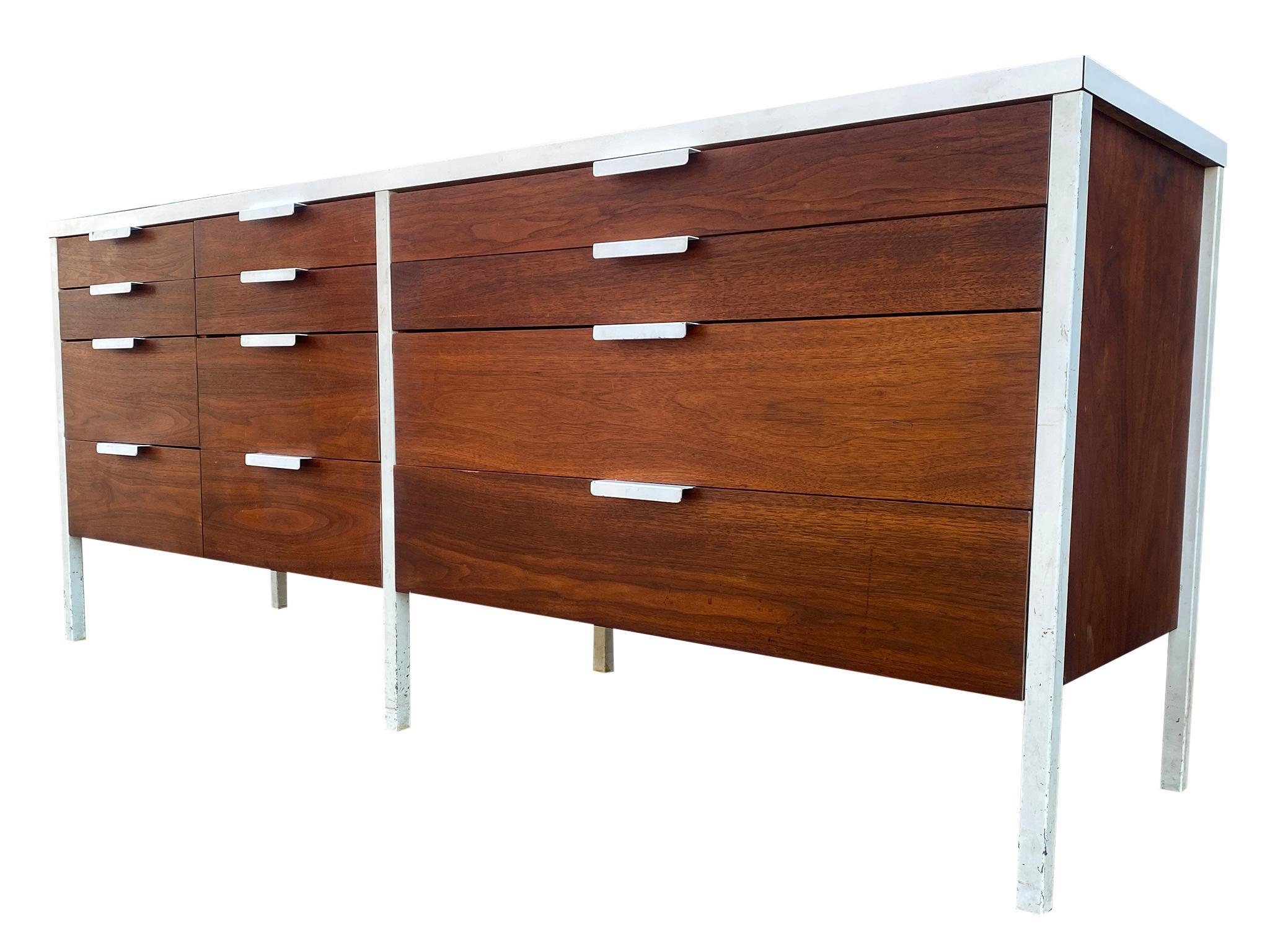Splendida credenza svedese Mid-Century Modern a 12 cassetti con piano in laminato bianco e gambe in metallo. Costruzione impressionante e design moderno molto bello. Tutti i 12 cassetti in teak e legno duro scorrono senza intoppi e sono molto puliti
