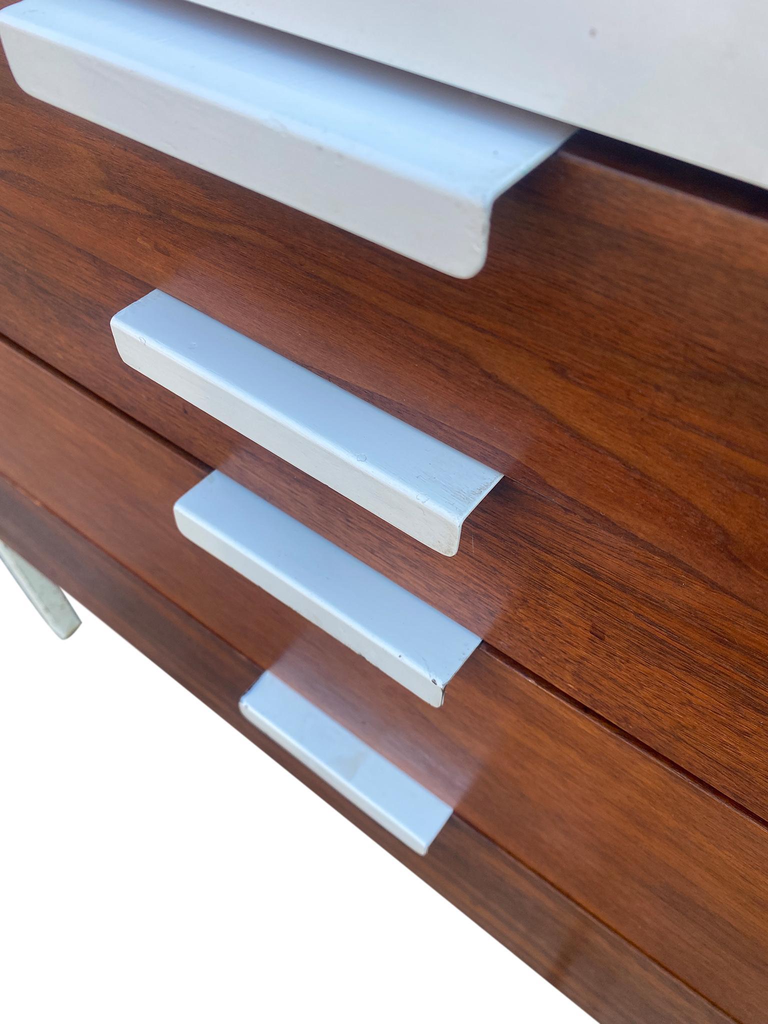 Mid-Century moderno Stupefacente cassettiera svedese moderna di metà secolo a 12 cassetti Credenza con gambe in metallo bianco in vendita