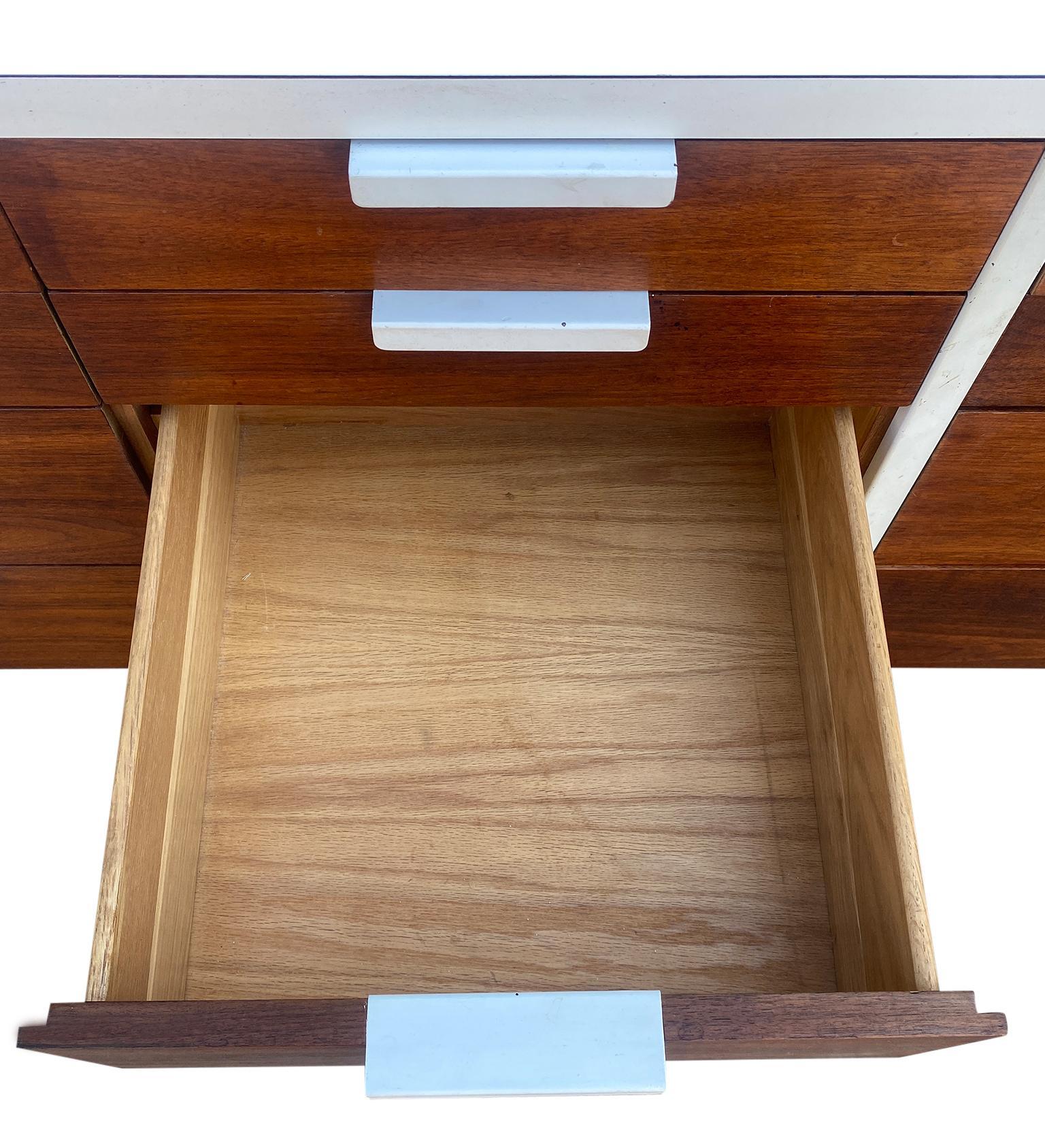 Svedese Stupefacente cassettiera svedese moderna di metà secolo a 12 cassetti Credenza con gambe in metallo bianco in vendita