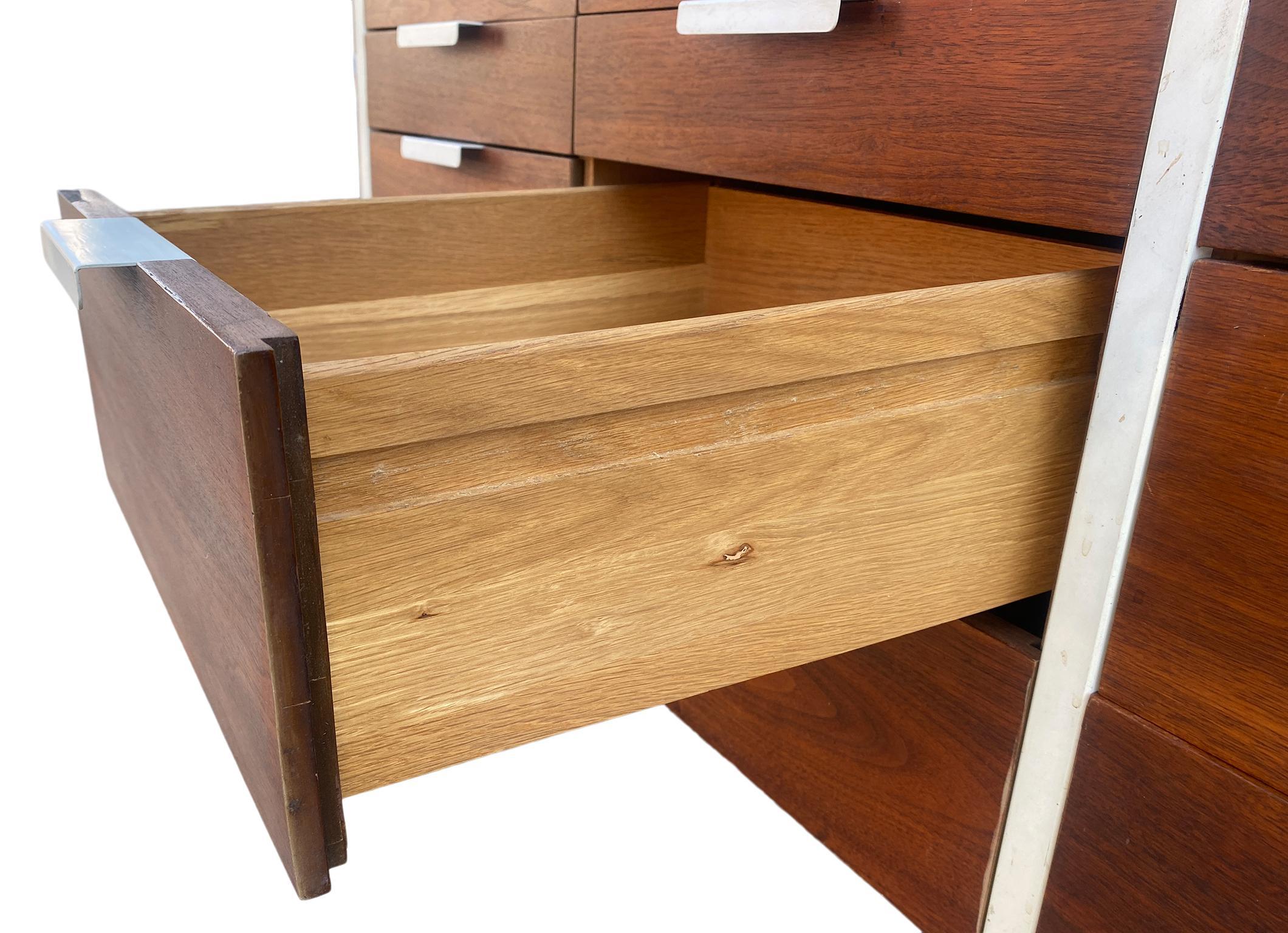 Stupefacente cassettiera svedese moderna di metà secolo a 12 cassetti Credenza con gambe in metallo bianco In condizioni buone in vendita a Brooklyn, NY