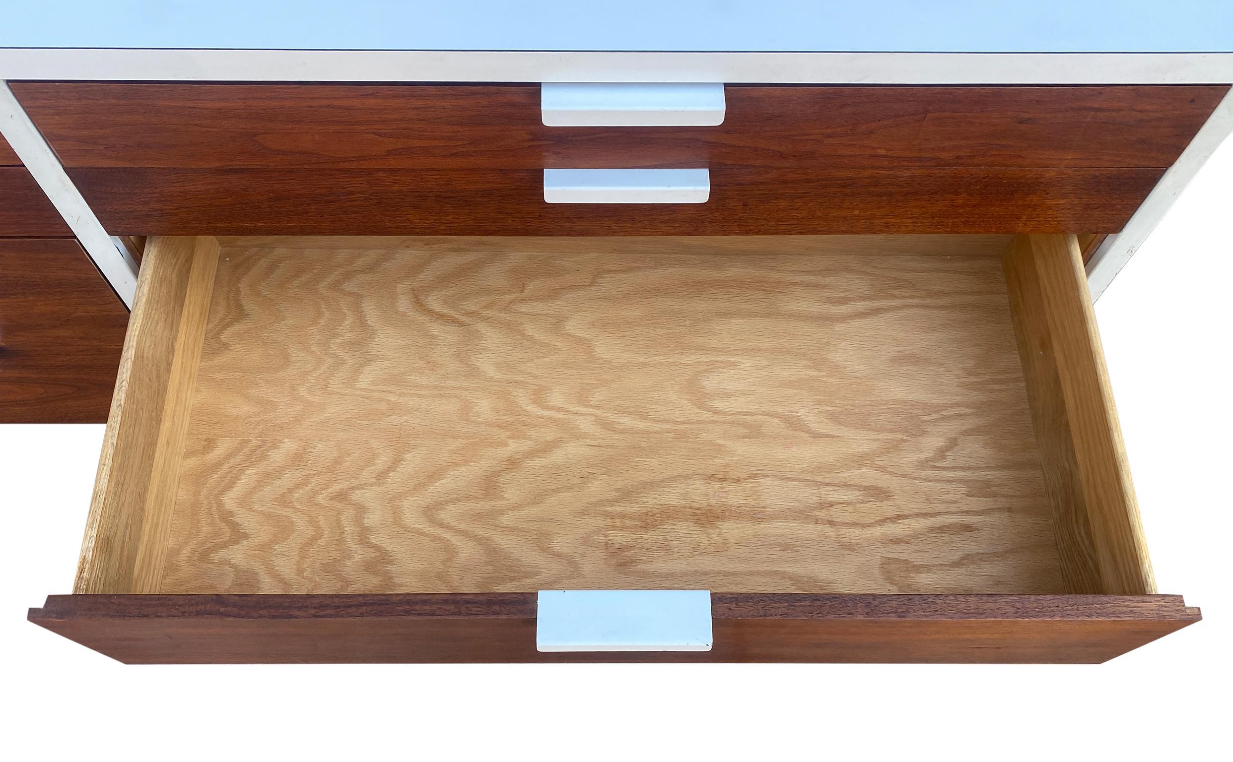 Metà XX secolo Stupefacente cassettiera svedese moderna di metà secolo a 12 cassetti Credenza con gambe in metallo bianco in vendita