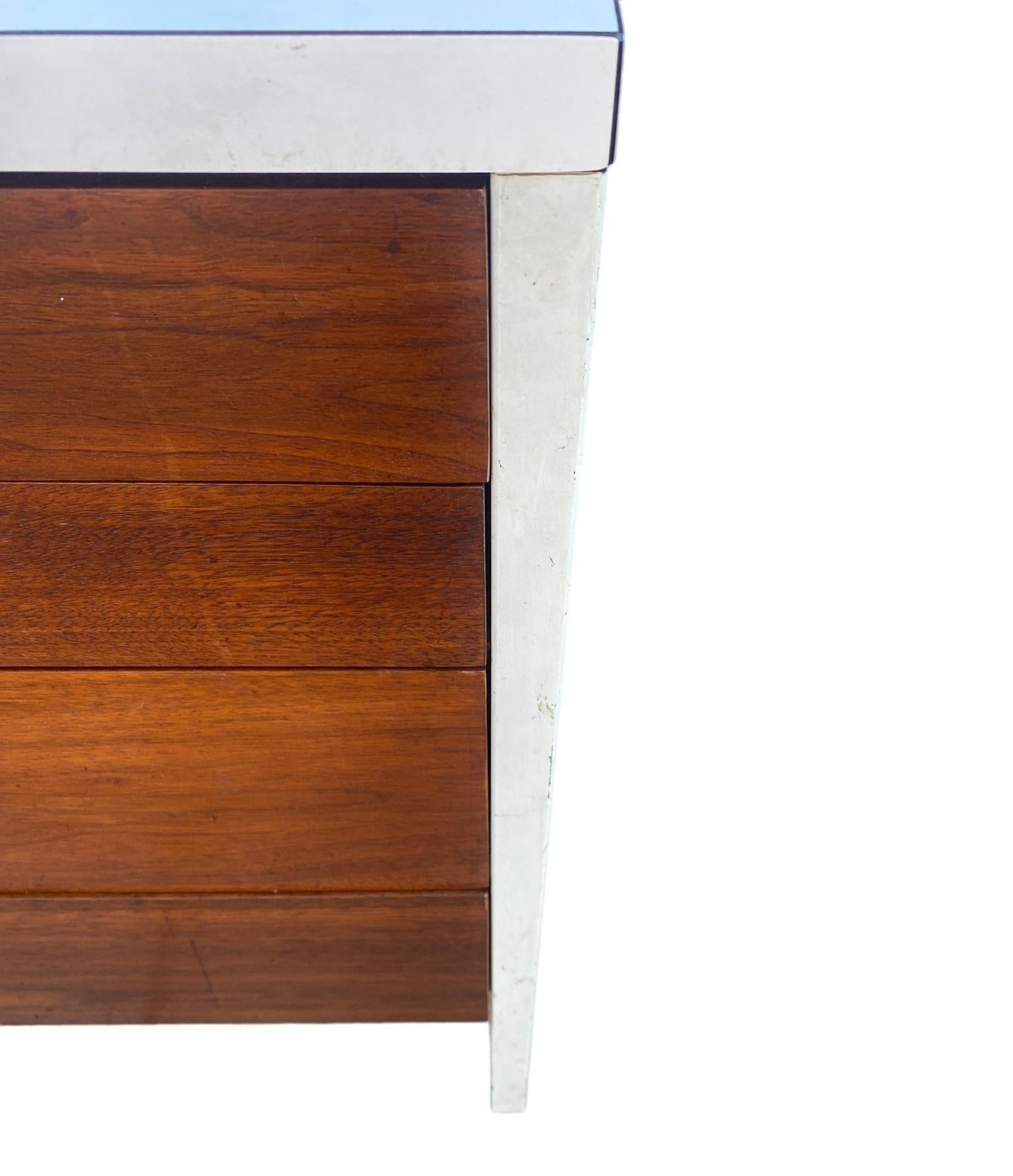 Acciaio Stupefacente cassettiera svedese moderna di metà secolo a 12 cassetti Credenza con gambe in metallo bianco in vendita