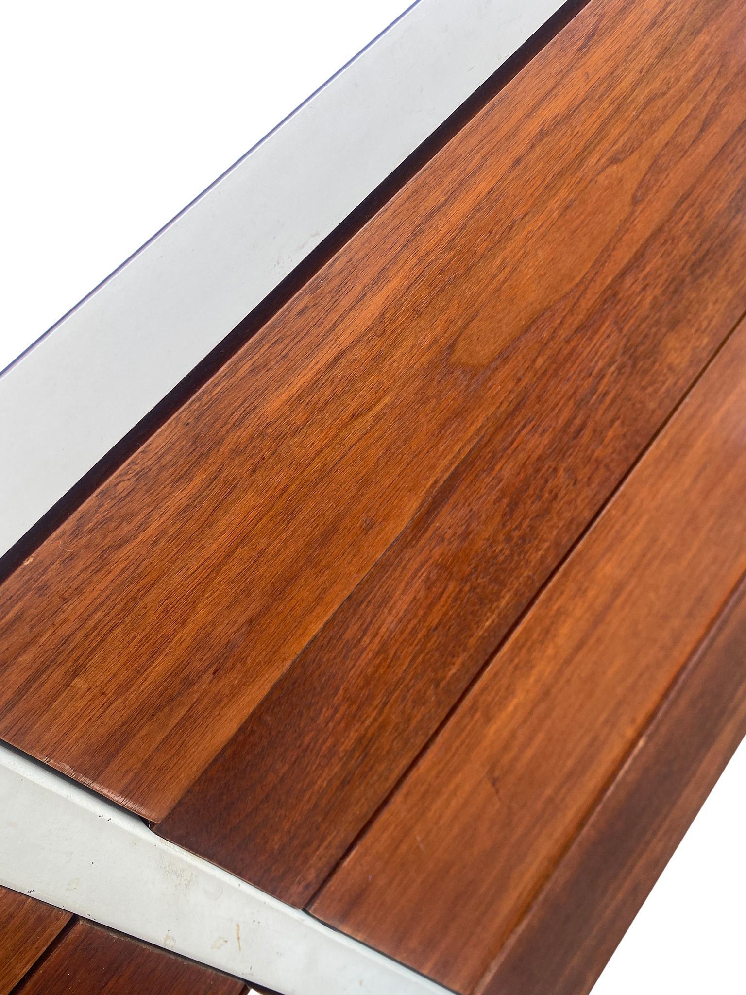 Stupefacente cassettiera svedese moderna di metà secolo a 12 cassetti Credenza con gambe in metallo bianco in vendita 1