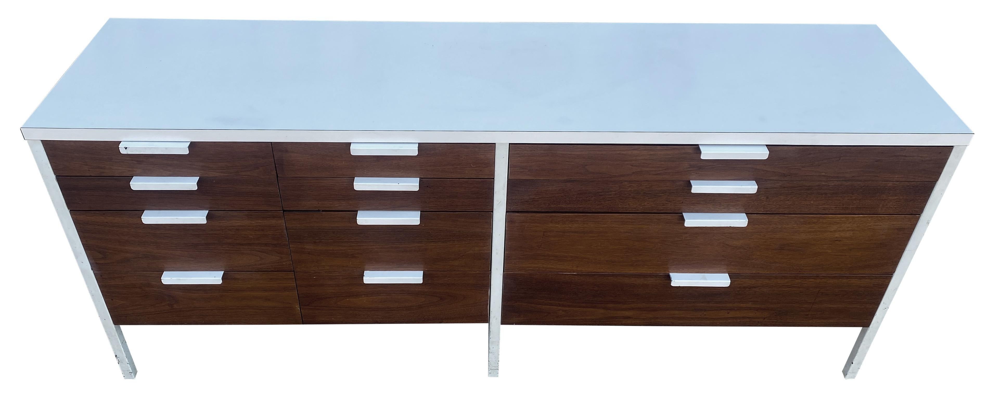 Stupefacente cassettiera svedese moderna di metà secolo a 12 cassetti Credenza con gambe in metallo bianco in vendita 2