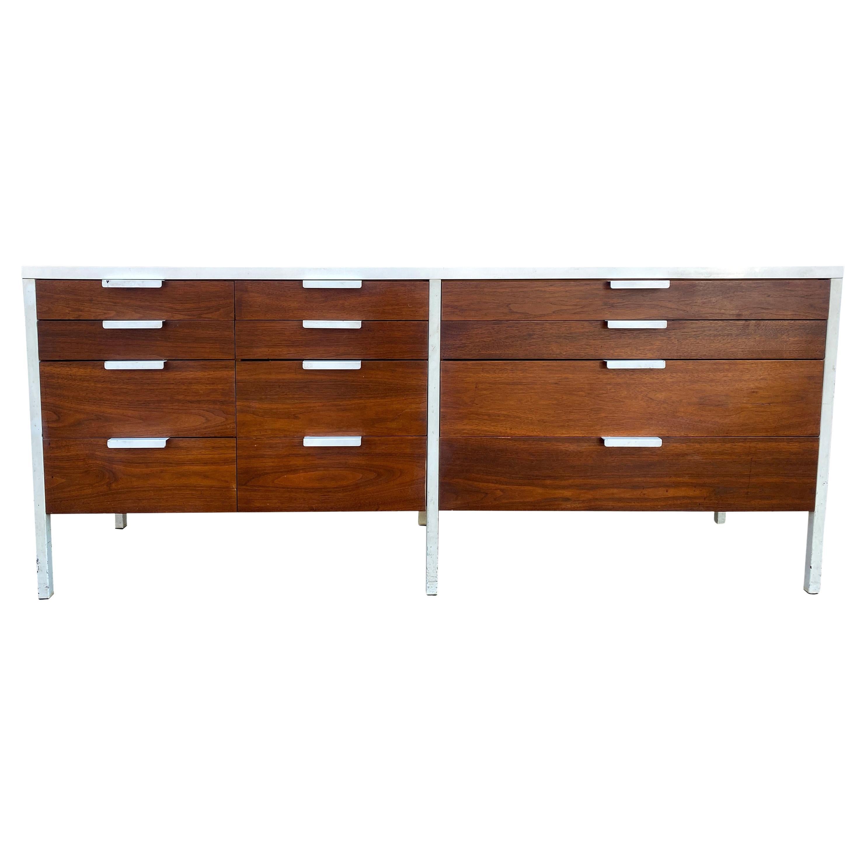 Impresionante Cómoda Sueca Moderna de Mitad de Siglo Credenza de 12 Cajones Patas de Metal Blanco