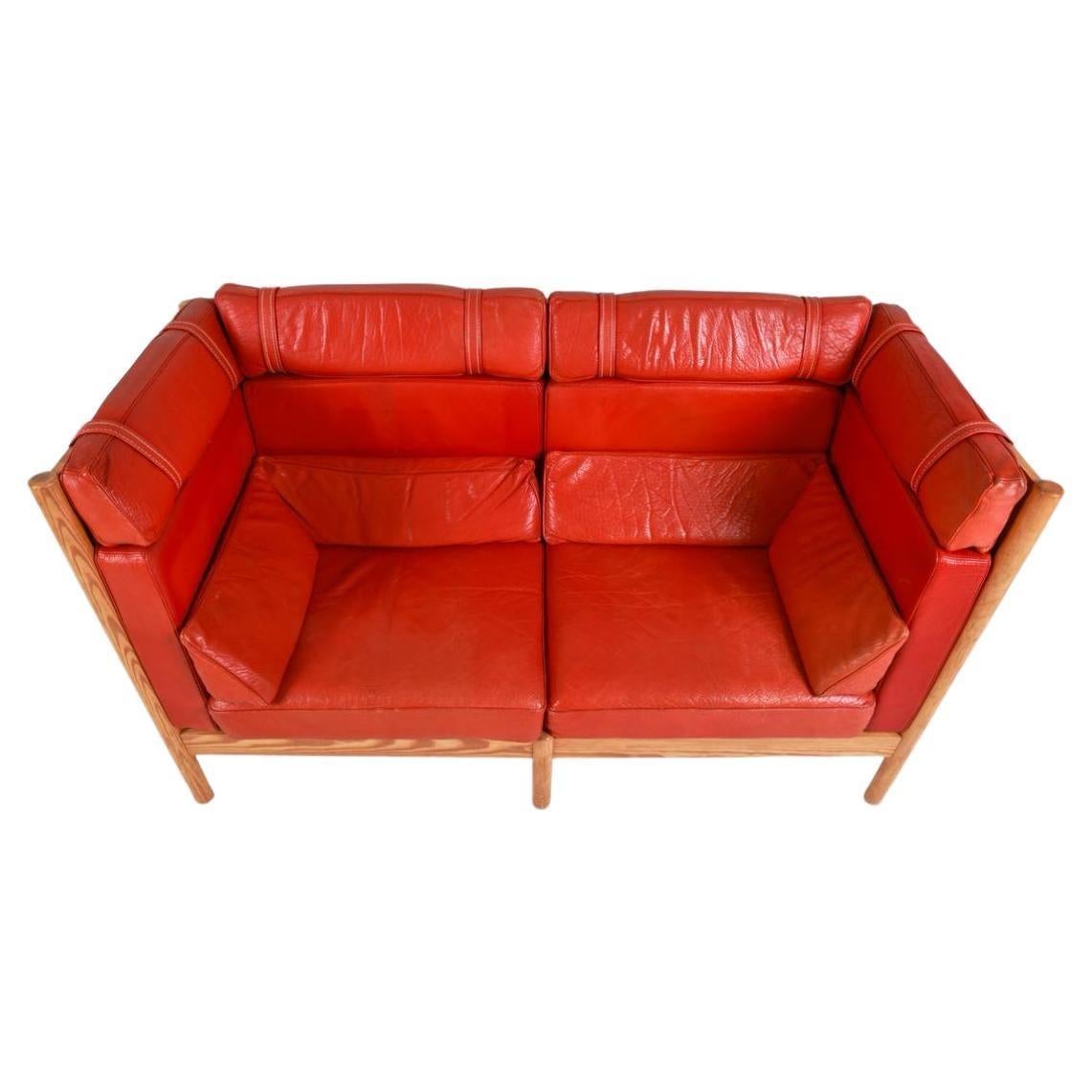 Mid-Century schwedischen Scandinavian Modern Schöne hohe rote Ledersofa mit massiver Kiefer Rahmen. Schönes rotes Leder ist weich und hat Gebrauchsspuren, ist aber gut eingelaufen. Einzigartige hohe Rückenlehne Schwedisch Modern Loveseat hat