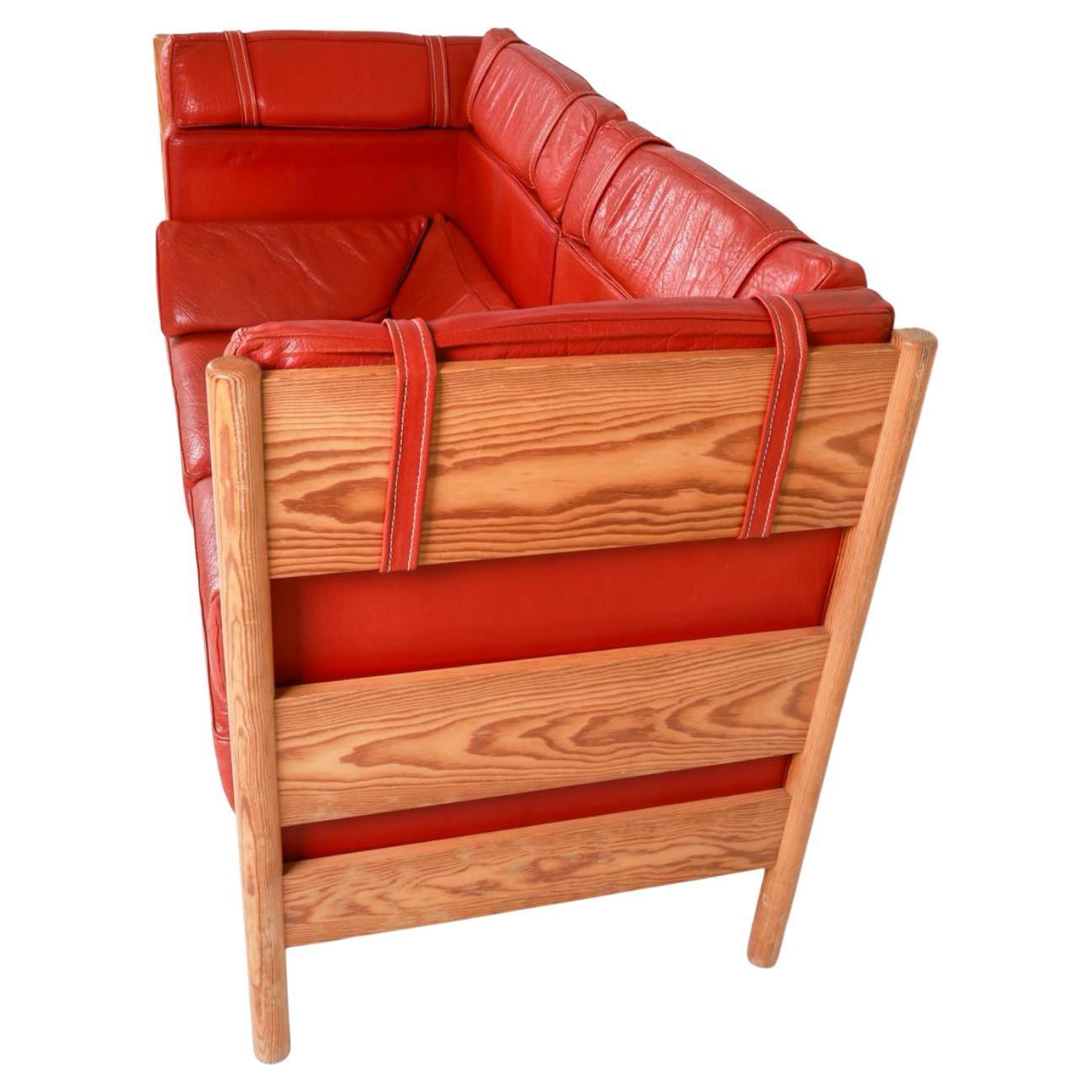 Atemberaubende schwedische moderne schöne hohe rote Leder loveseat Sofa Kiefernholzrahmen (Moderne der Mitte des Jahrhunderts) im Angebot