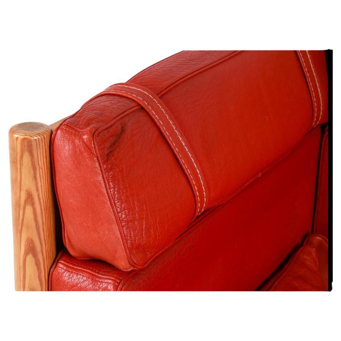 Atemberaubende schwedische moderne schöne hohe rote Leder loveseat Sofa Kiefernholzrahmen (Schwedisch) im Angebot