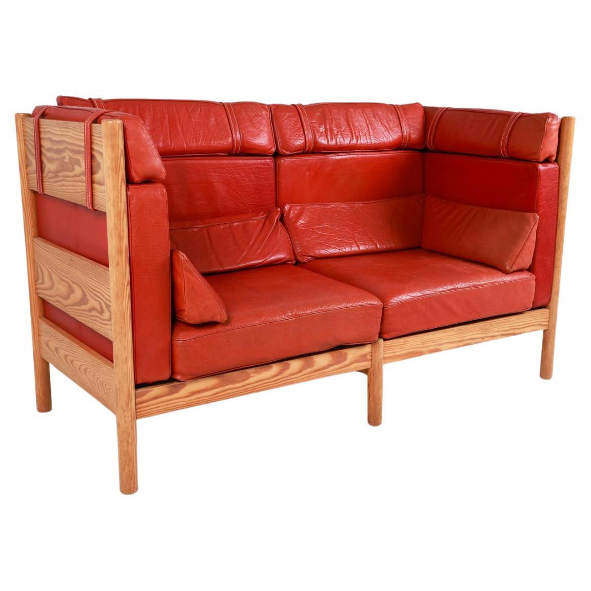 Atemberaubende schwedische moderne schöne hohe rote Leder loveseat Sofa Kiefernholzrahmen (Holzarbeit) im Angebot