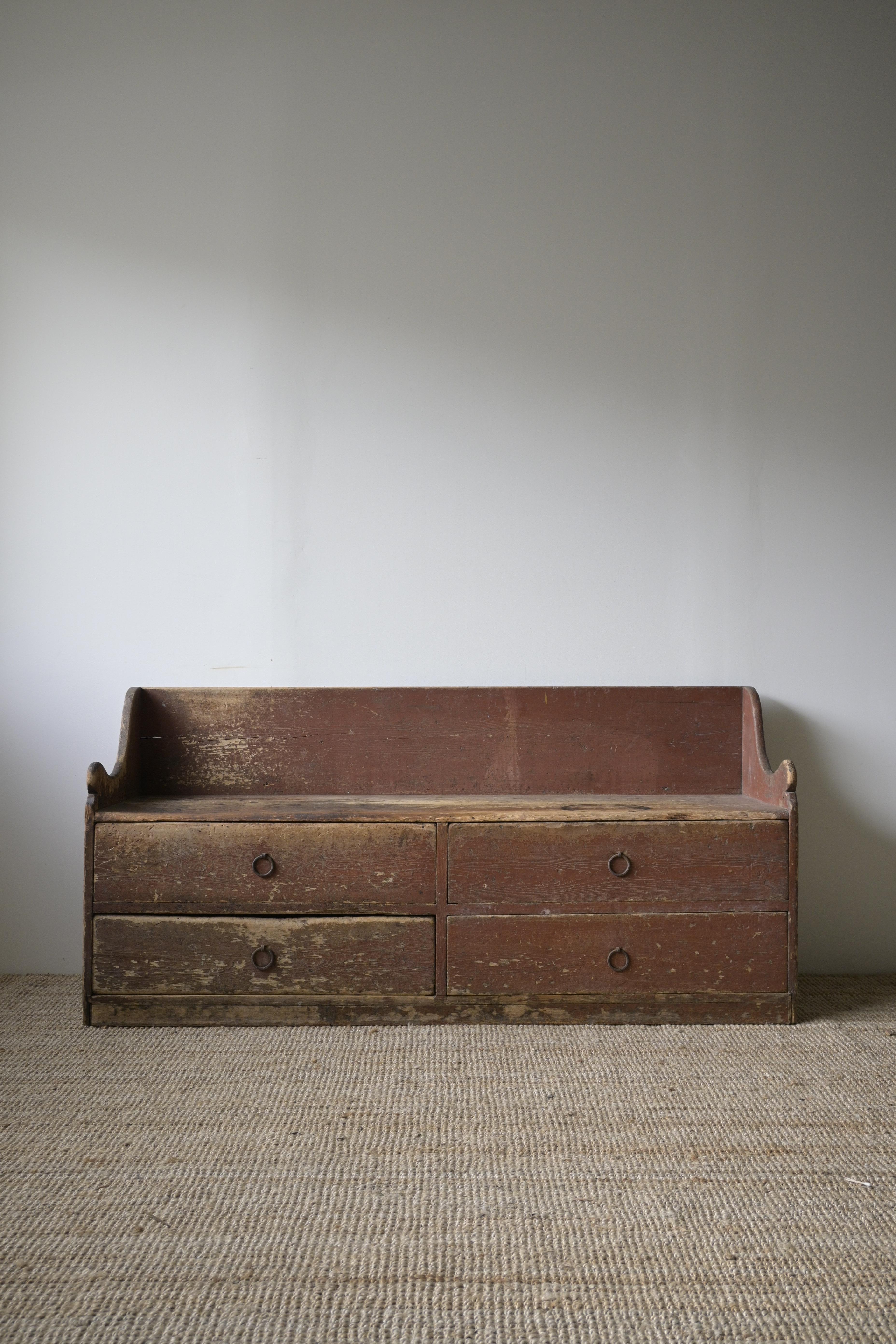 Superbe banc suédois primitif, vers 1850 ou avant

Patine extraordinaire avec une couleur rouge d'origine étonnante.
Quatre tiroirs fonctionnels avec poignées en fer.

Taille : 75 cm/29.5 inch
Profondeur : 41 cm
Largeur : 160 cm
Hauteur du siège :