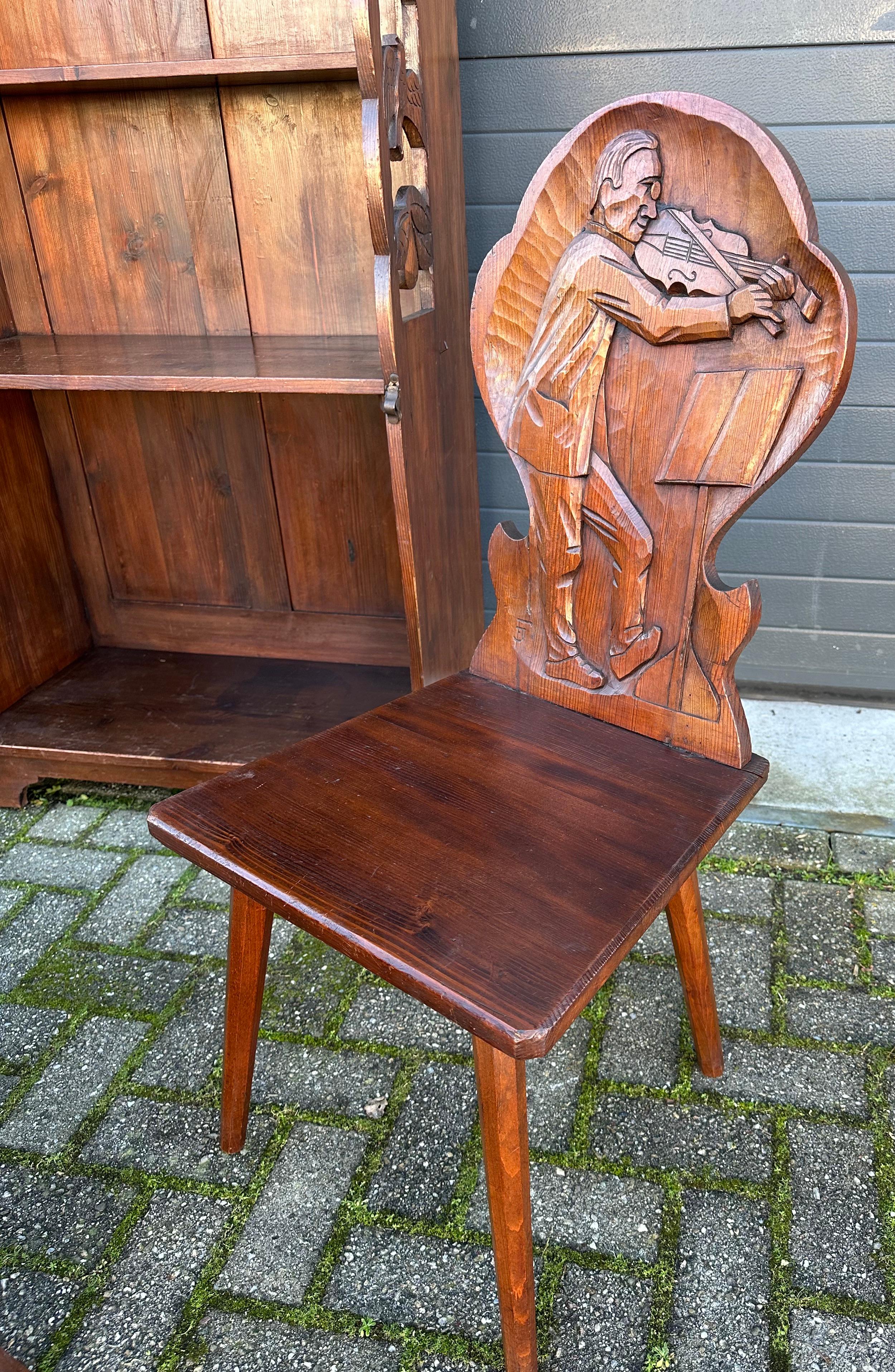 Superbe ensemble de cottage en pin ancien suisse, huche, table, chaises avec superbes sculptures en vente 8