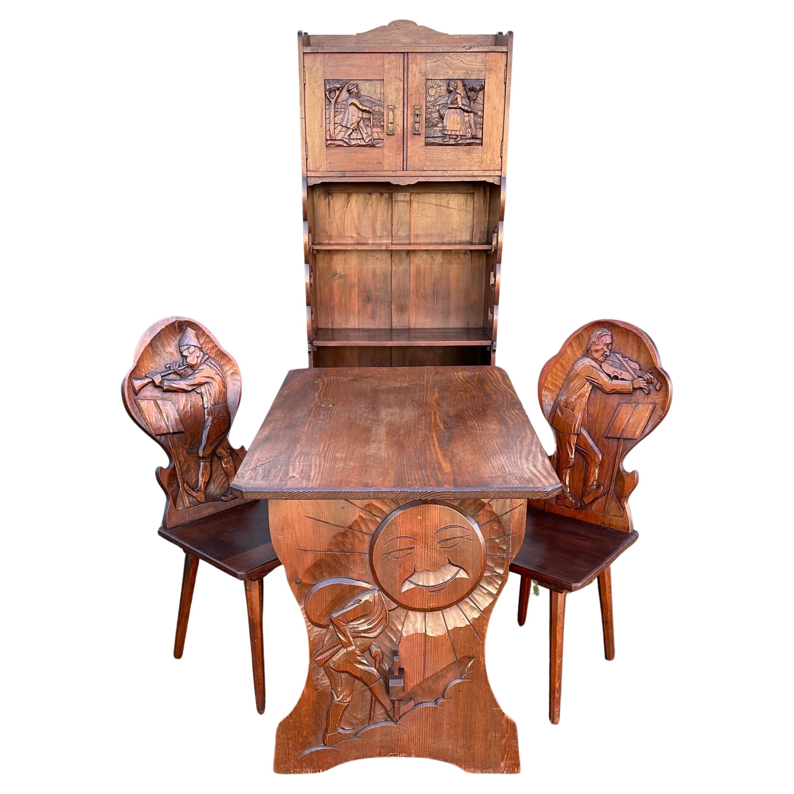 Superbe ensemble de cottage en pin ancien suisse, huche, table, chaises avec superbes sculptures en vente