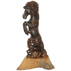 Atemberaubende hohe handgeschnitzte Skulptur eines aufziehenden Pferdes und eines Schaufels