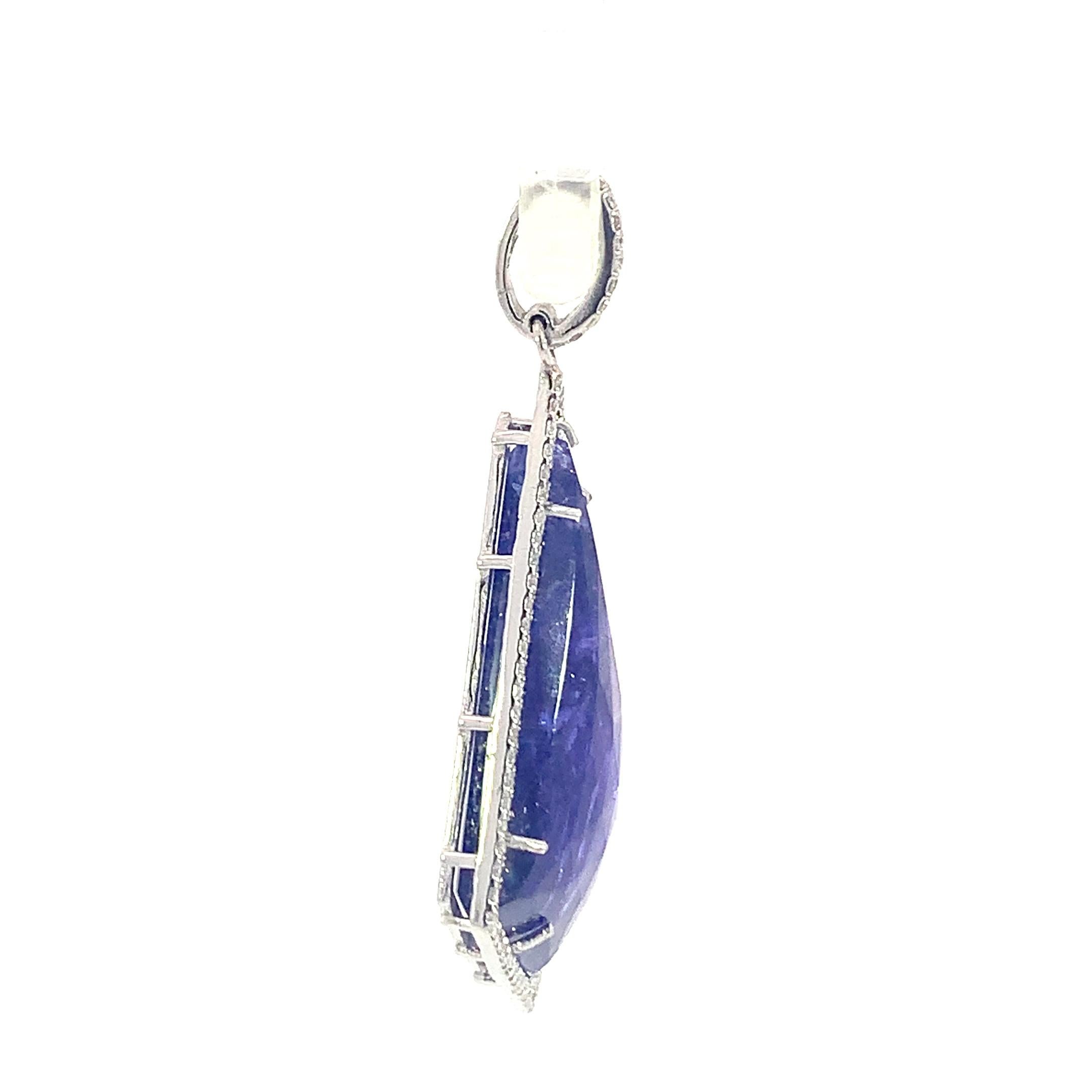 Scopri il fascino di questo splendido ciondolo con tanzanite da 33,30 carati e diamante da 0,54 carati, sapientemente realizzato per catturare l'attenzione. L'intricato design presenta un'impressionante pietra a forma di diamante, circondata da una