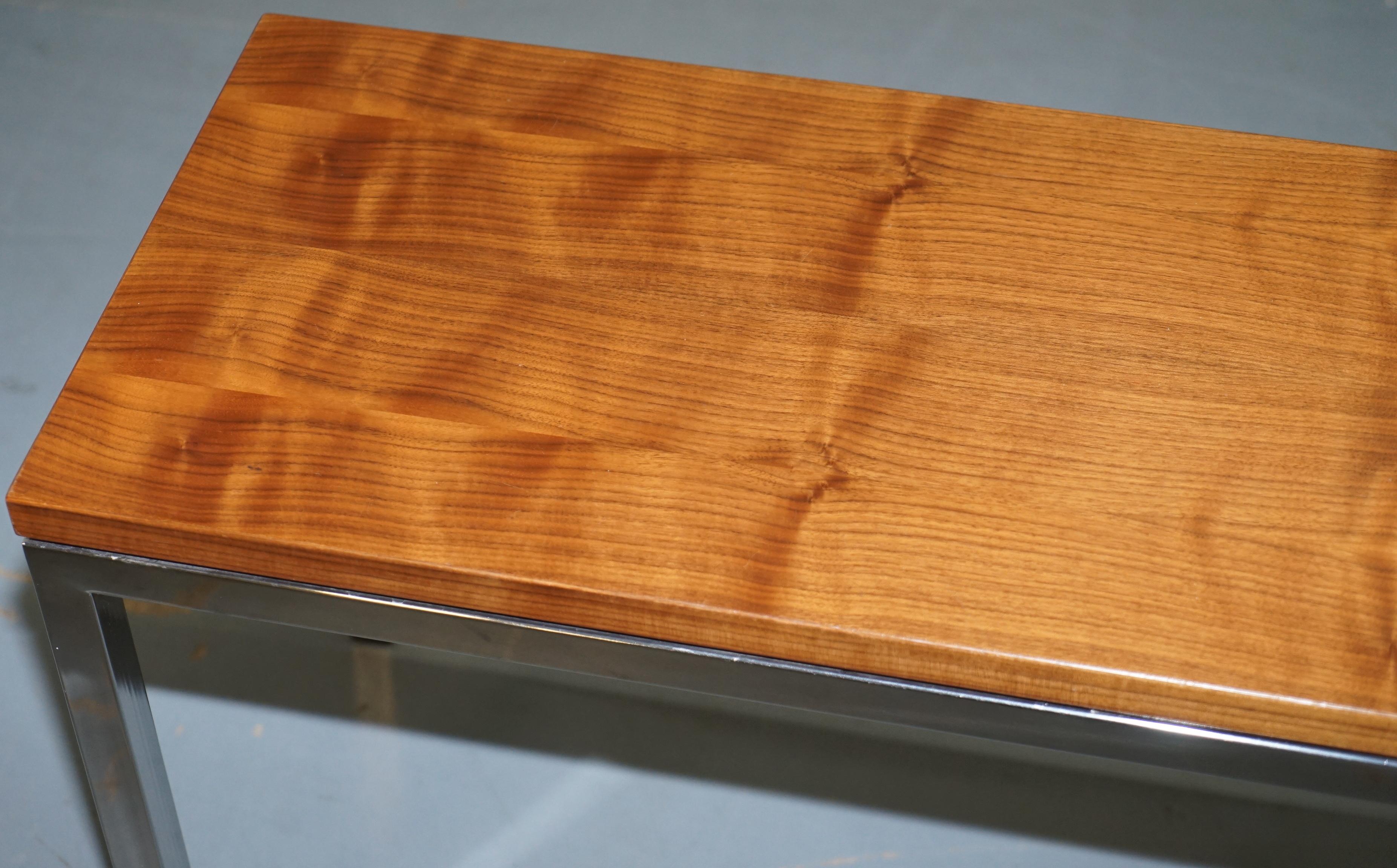 Moderne Superbe petite table basse contemporaine en teck et chrome style mi-siècle moderne en vente