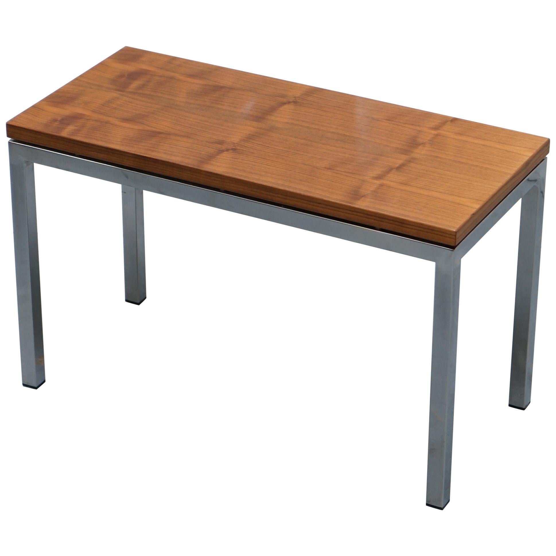 Superbe petite table basse contemporaine en teck et chrome style mi-siècle moderne