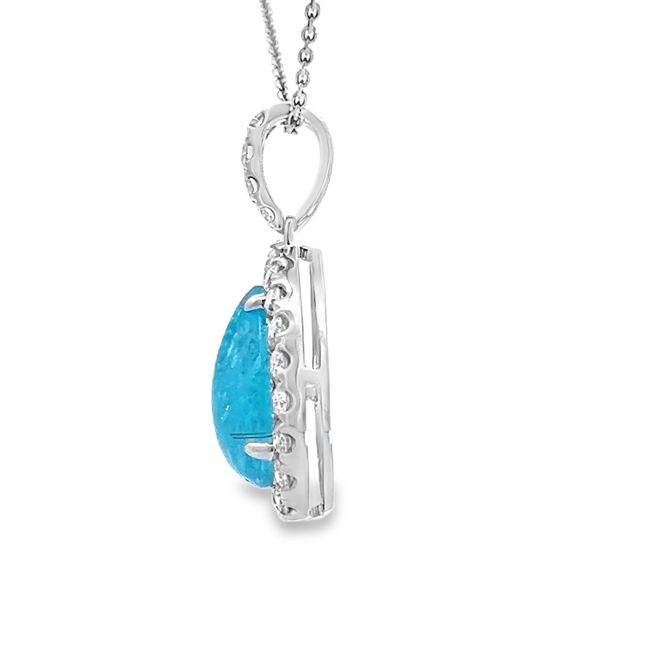 Este exquisito colgante en forma de lágrima presenta una vibrante gema turquesa, elegantemente rodeada por un halo de brillantes diamantes. Elaborado con precisión, cuelga con gracia de una delicada cadena, lo que lo convierte en un accesorio