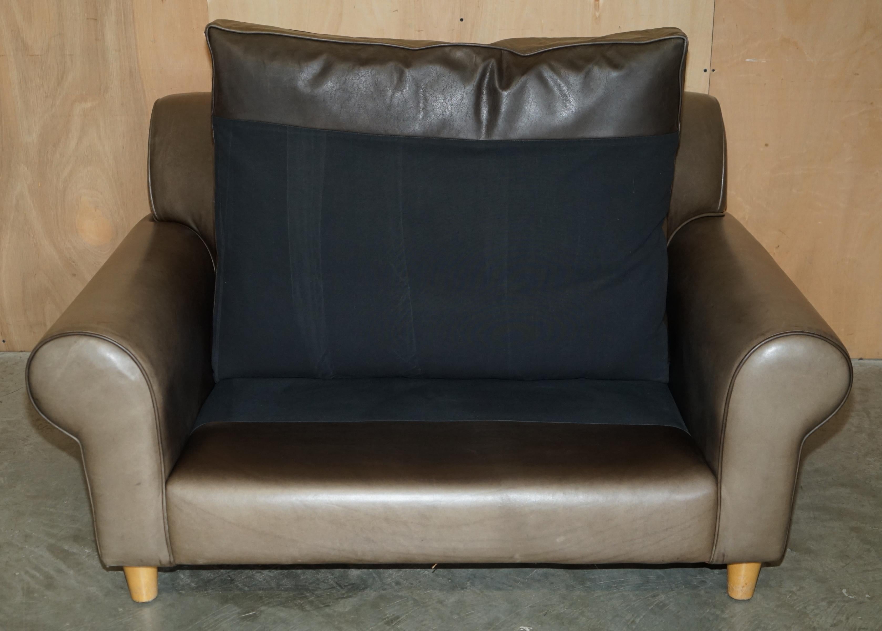 SOFÁ ARMADO DE CUERO GRANDE TERENCE CONRAN GRIS IMPRESIONANTE en venta 4