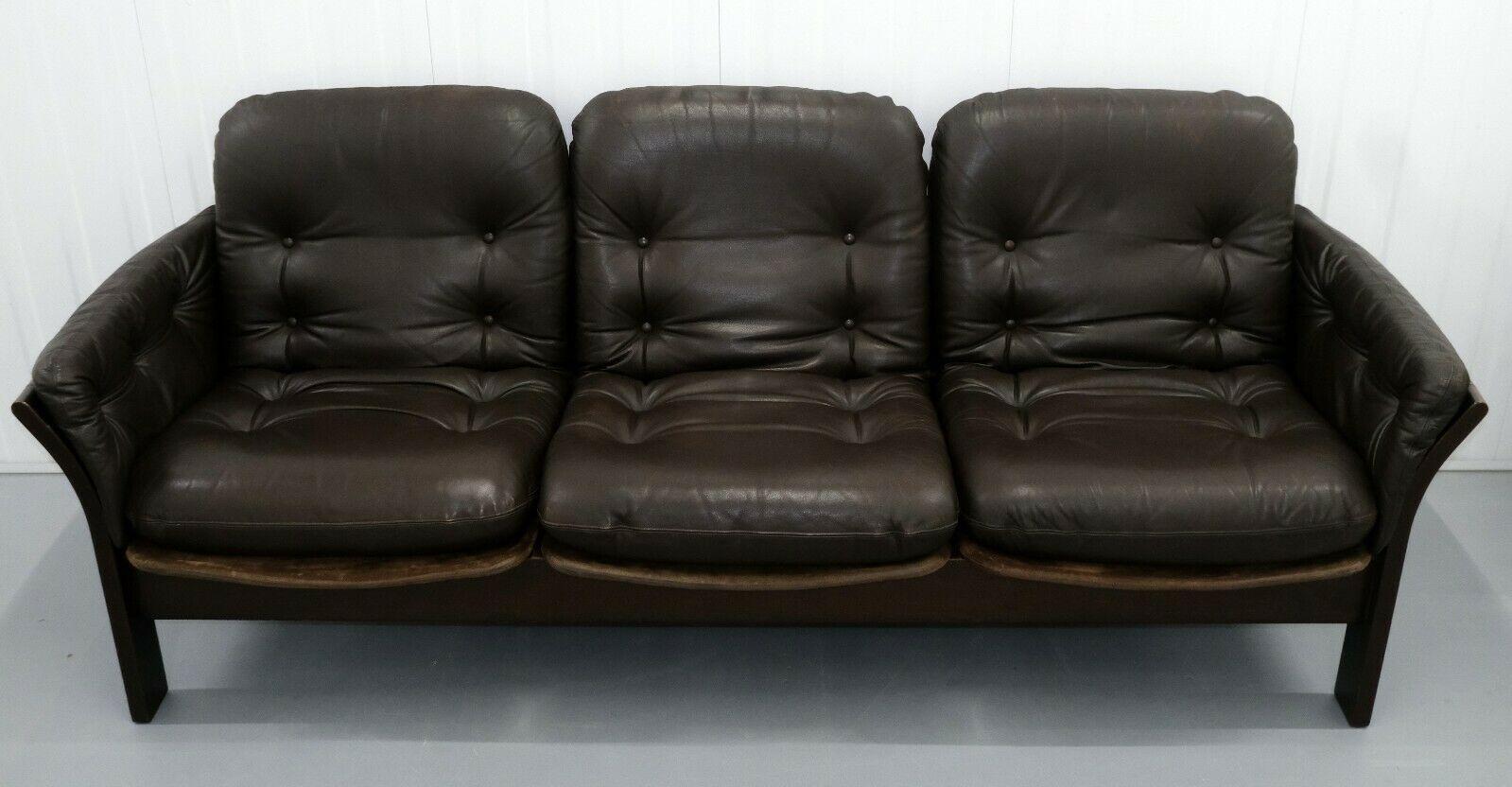 Nous sommes ravis de proposer à la vente ce confortable canapé trois places en cuir marron foncé des années 1970, fabriqué par Thams Kvalitet.

Il s'agit d'un canapé magnifique et élégant, fabriqué avec du cuir marron souple et du daim sur les
