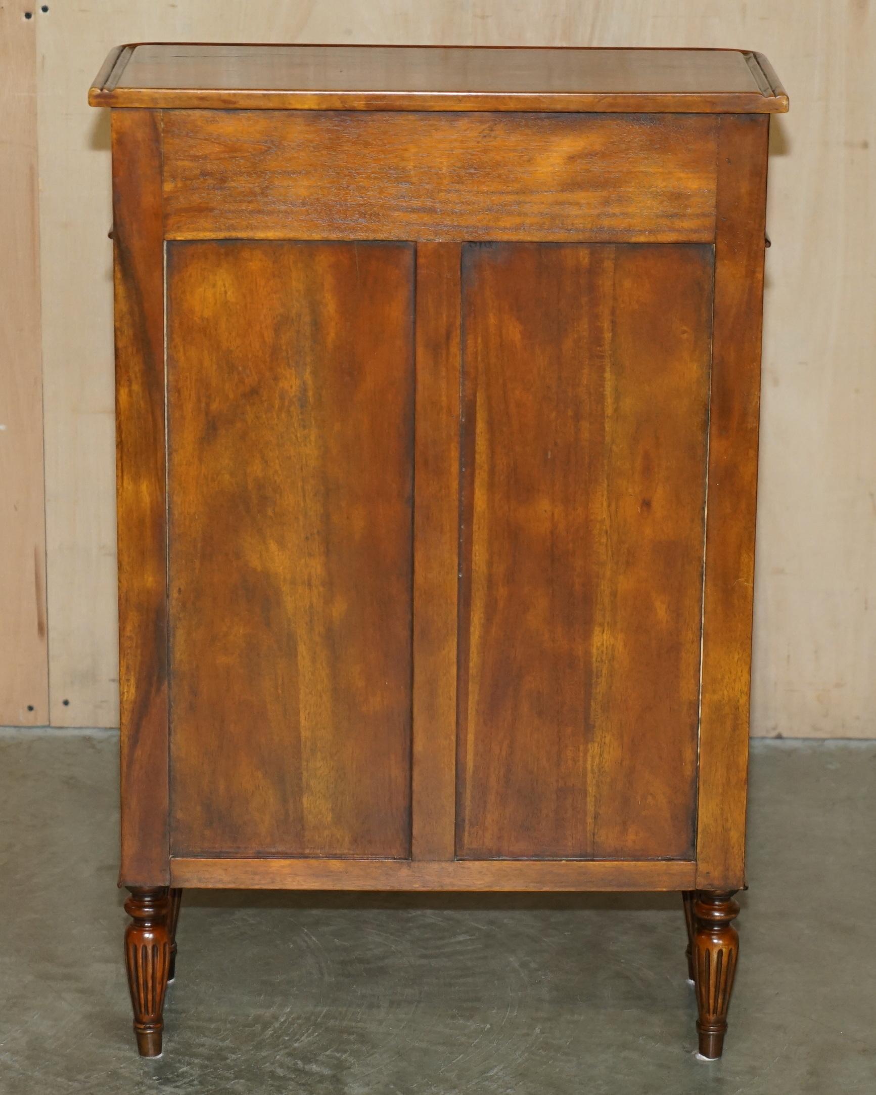 STUNNING THEODORE ALEXANDER DRAWER OPEN LIBRARY BOOKCASE WiTH SINGLE DRAWER For Sale 3