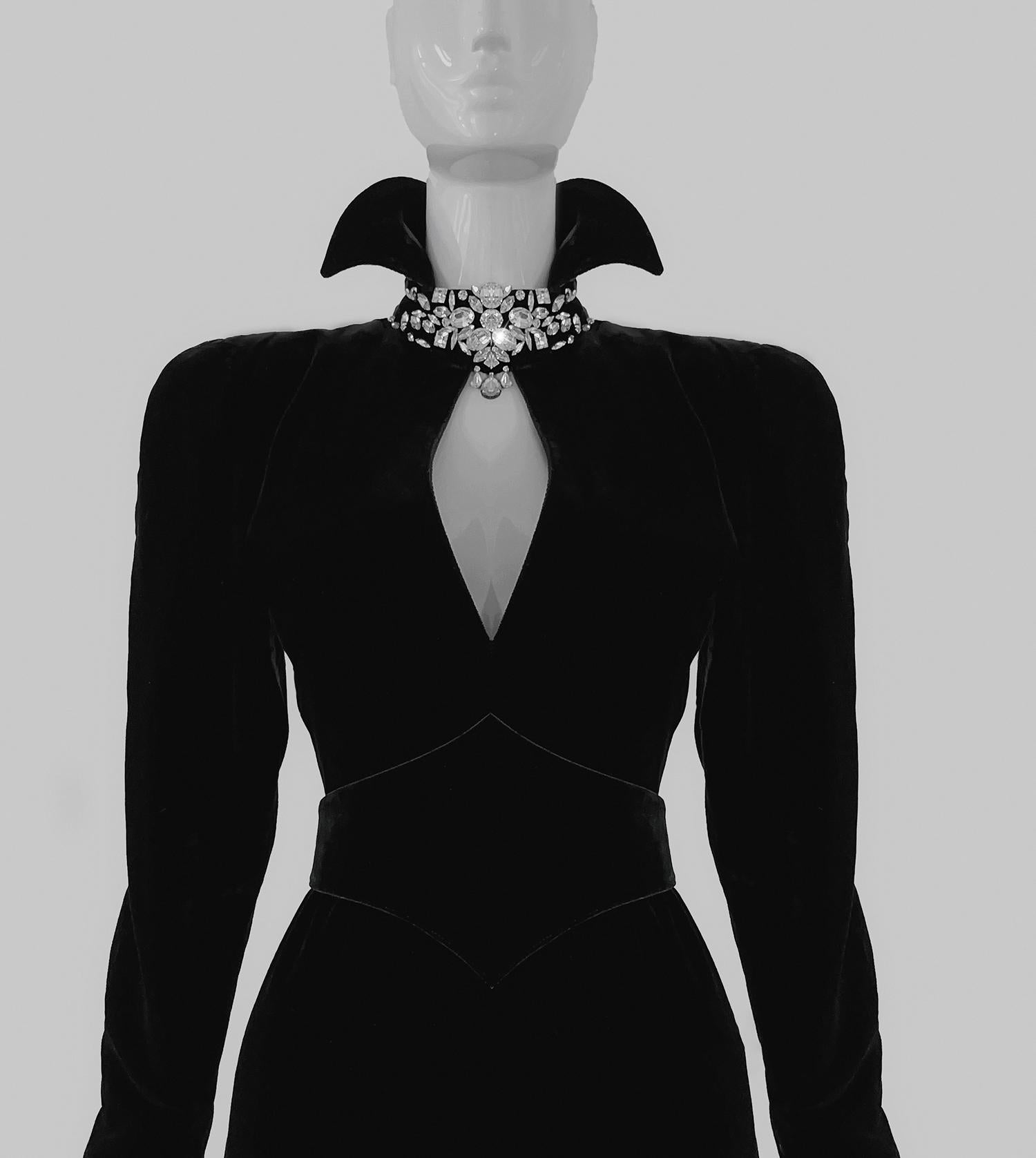 Impresionante archivo de Thierry Mugler  FW 1986 Vestido de noche Vestido negro de cristal en Excelente estado para la venta en Berlin, BE