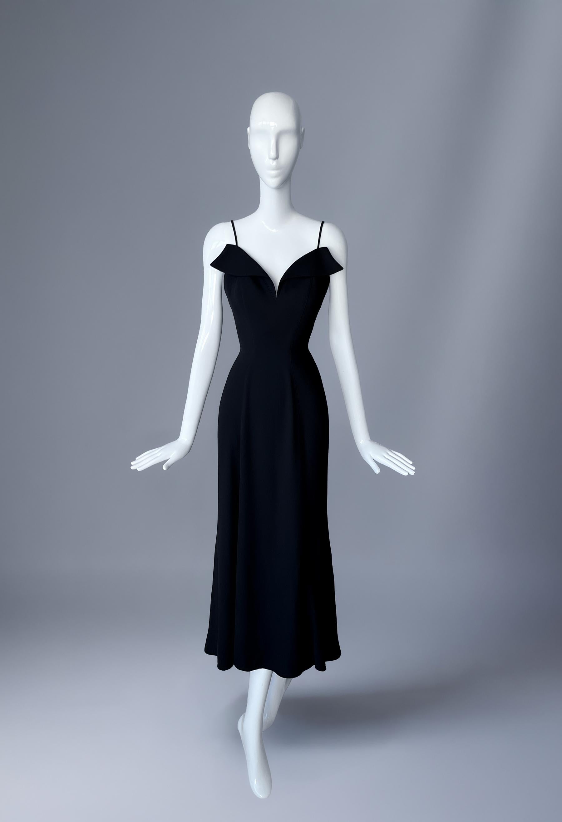 Cette exquise robe noire, issue de la Collection Sugler de l'automne 1998, est un véritable chef-d'œuvre de sensualité sculpturale et dramatique. Mugler, toujours architecte de la forme féminine, façonne la silhouette en une sculpture vivante : le