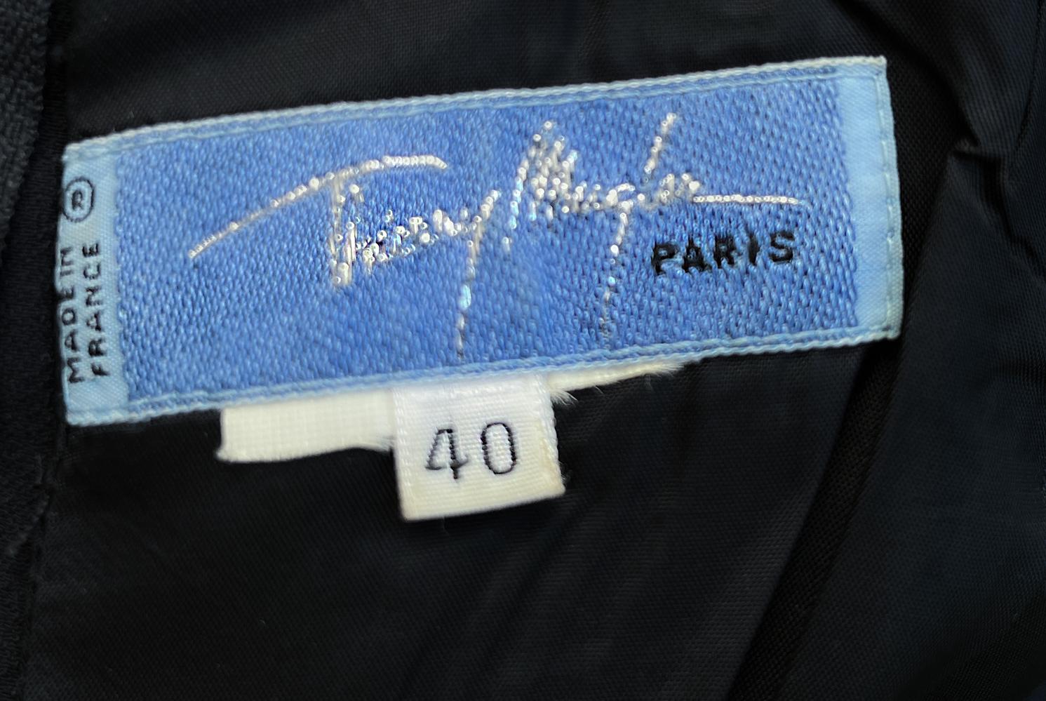 Stupéfiante robe noire sculpturale Thierry Mugler FW 1998 Excellent état - En vente à Berlin, BE