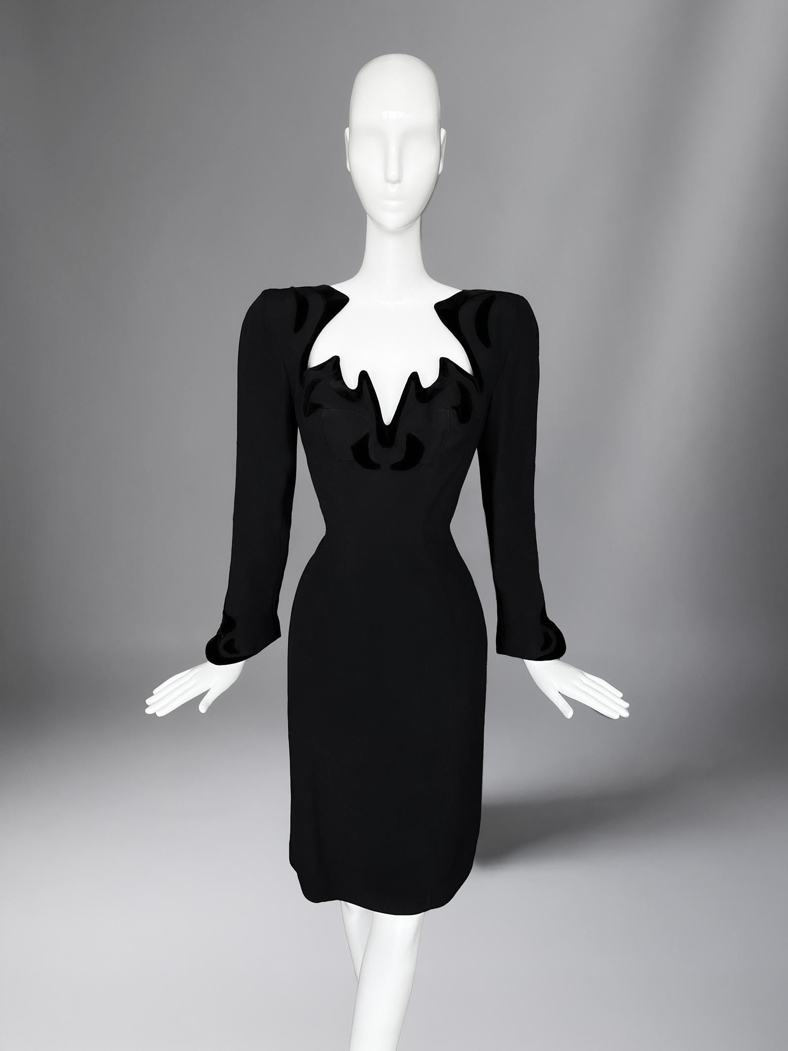 Atemberaubendes Thierry Mugler Sculptural Kleid Schwarzes Kleid FW1993 im Zustand „Hervorragend“ im Angebot in Berlin, BE