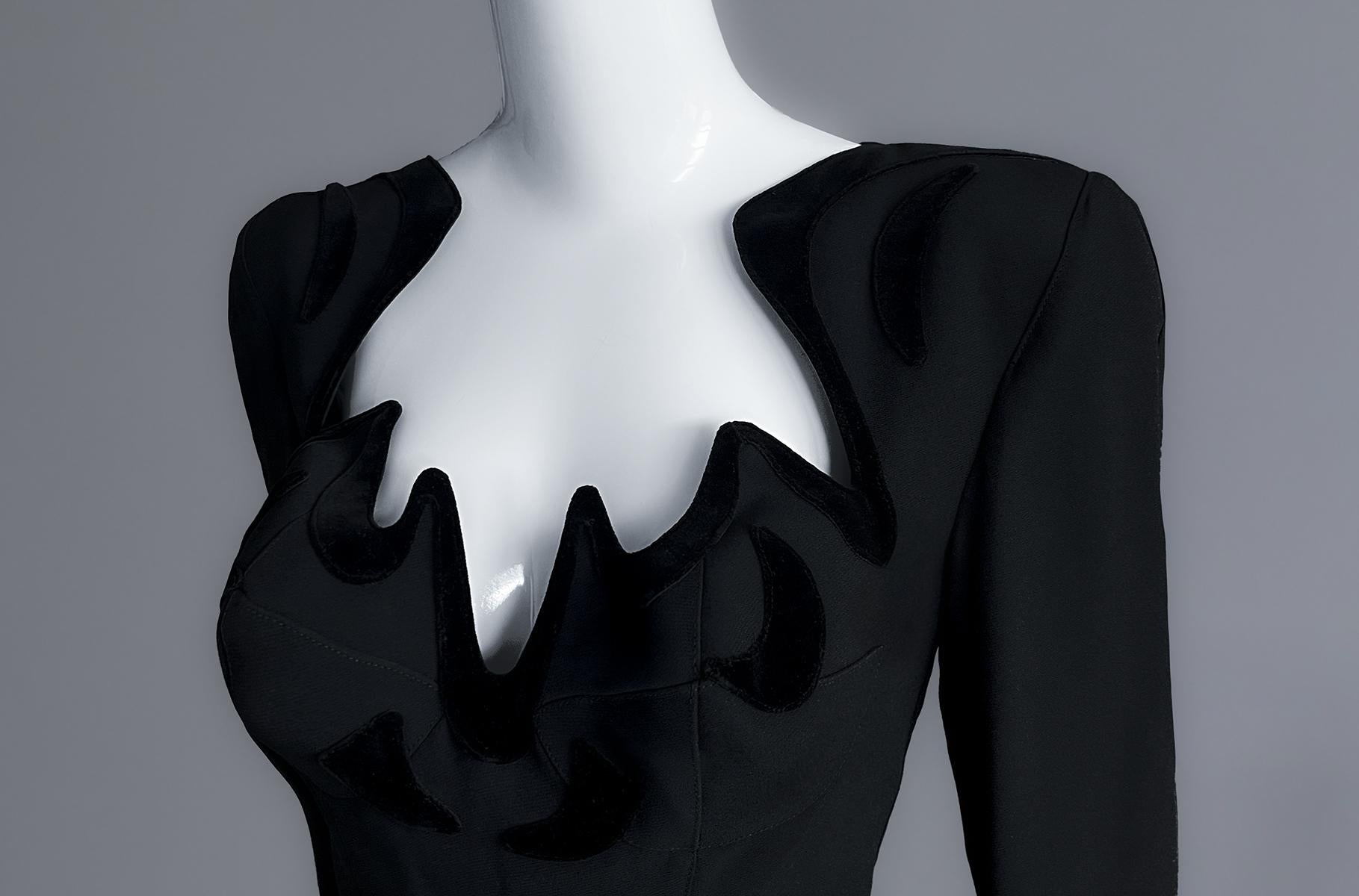 Atemberaubendes Thierry Mugler Sculptural Kleid Schwarzes Kleid FW1993 Damen im Angebot