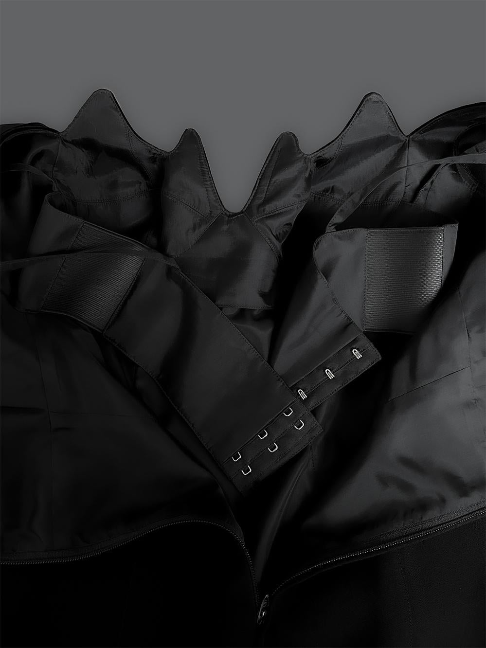 Atemberaubendes Thierry Mugler Sculptural Kleid Schwarzes Kleid FW1993 im Angebot 4