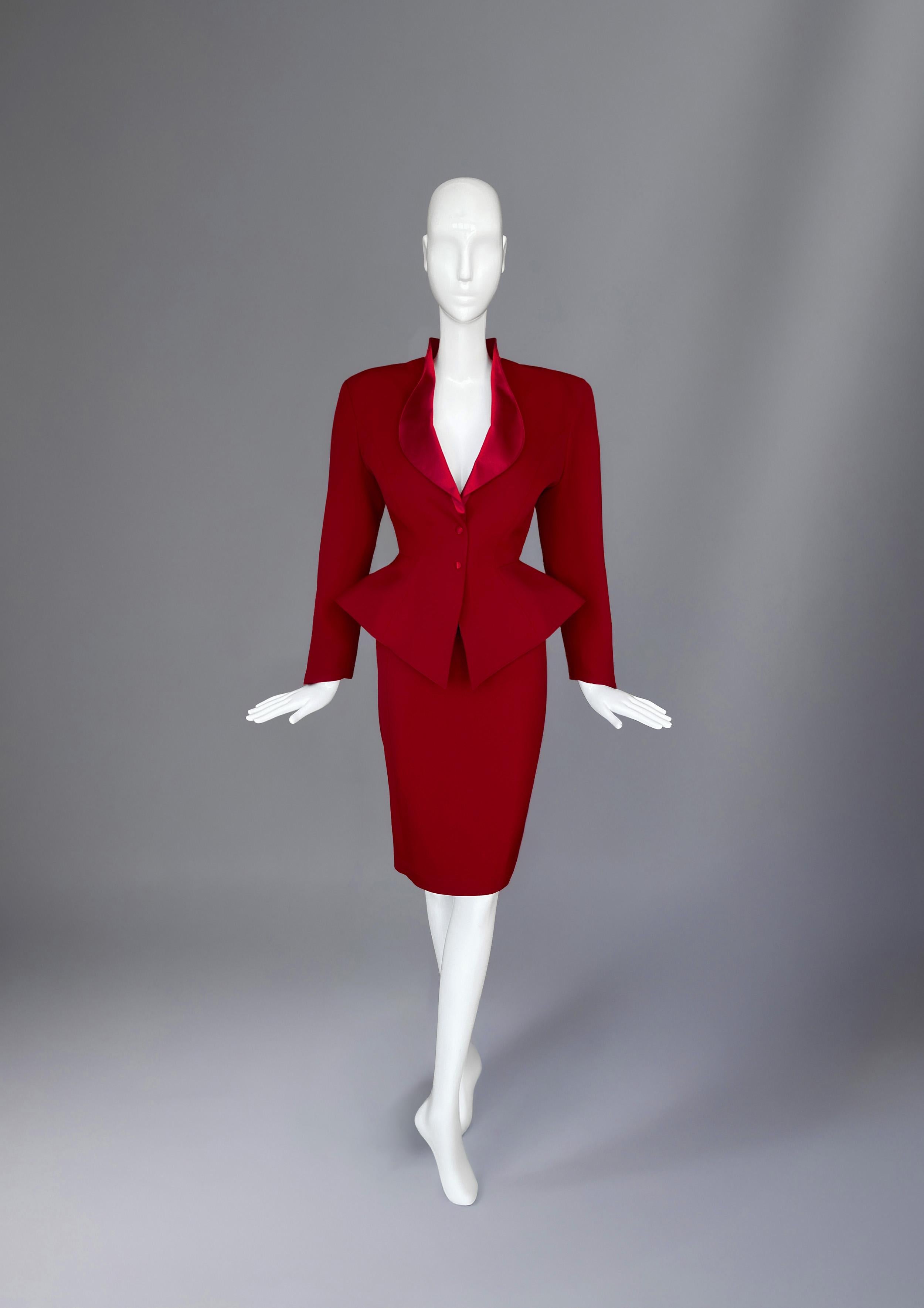 Avec une silhouette qui fend l'air comme une lame et une couleur qui palpite d'une sensualité sans équivoque, cet ensemble Thierry Mugler Automne/Hiver 1990 est d'une beauté absolue. Dans l'univers de Mugler, la mode ne se porte pas, elle se manie.