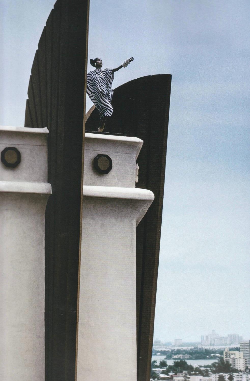Atemberaubendes Thierry Mugler Seidenkleid F/S 1998 mit Zebradruck und einer Schultertasche Stola im Zustand „Hervorragend“ im Angebot in Berlin, BE