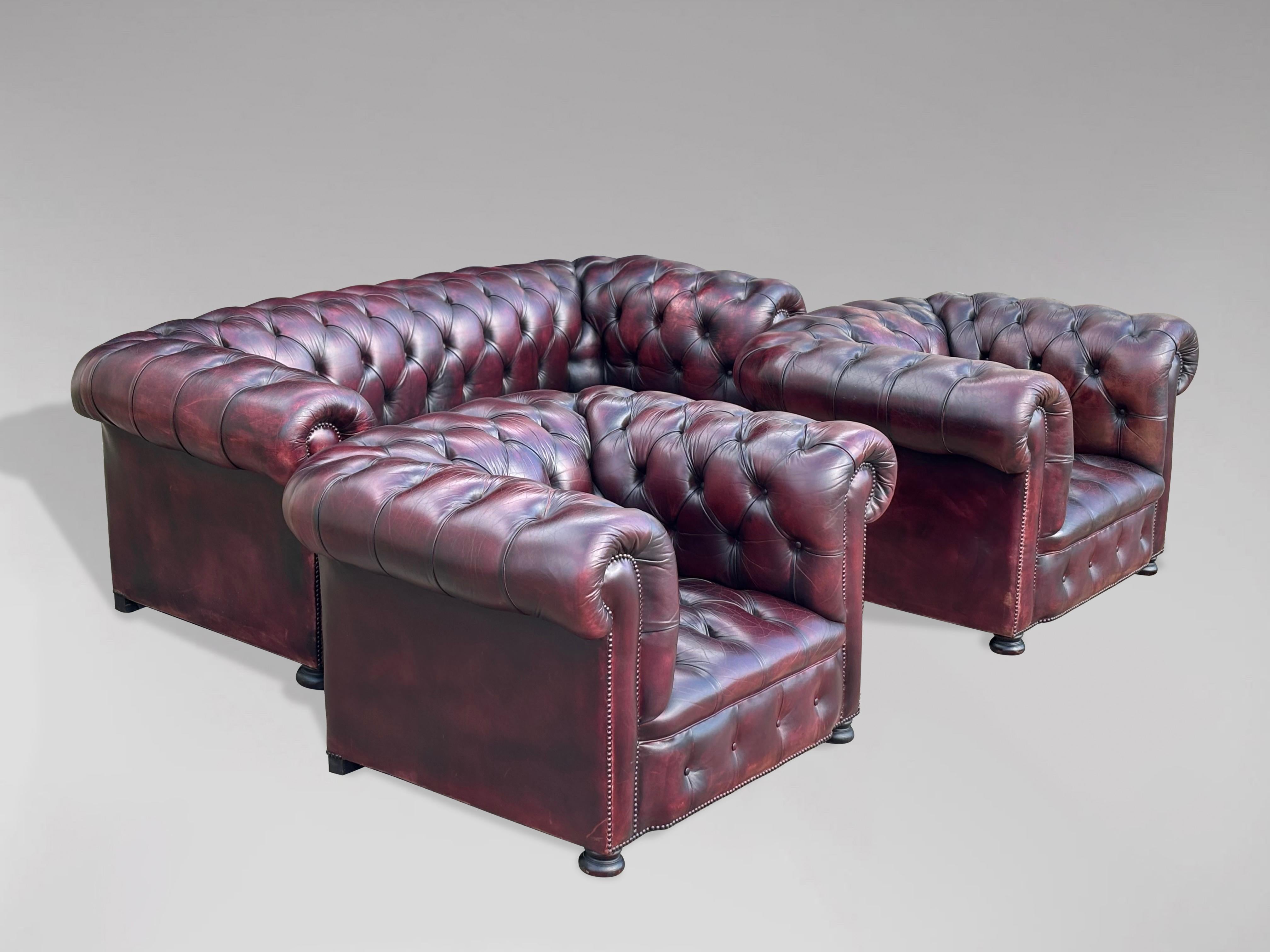 Atemberaubende dreiteilige Chesterfield-Suite aus burgunderrotem Leder (Handgefertigt) im Angebot