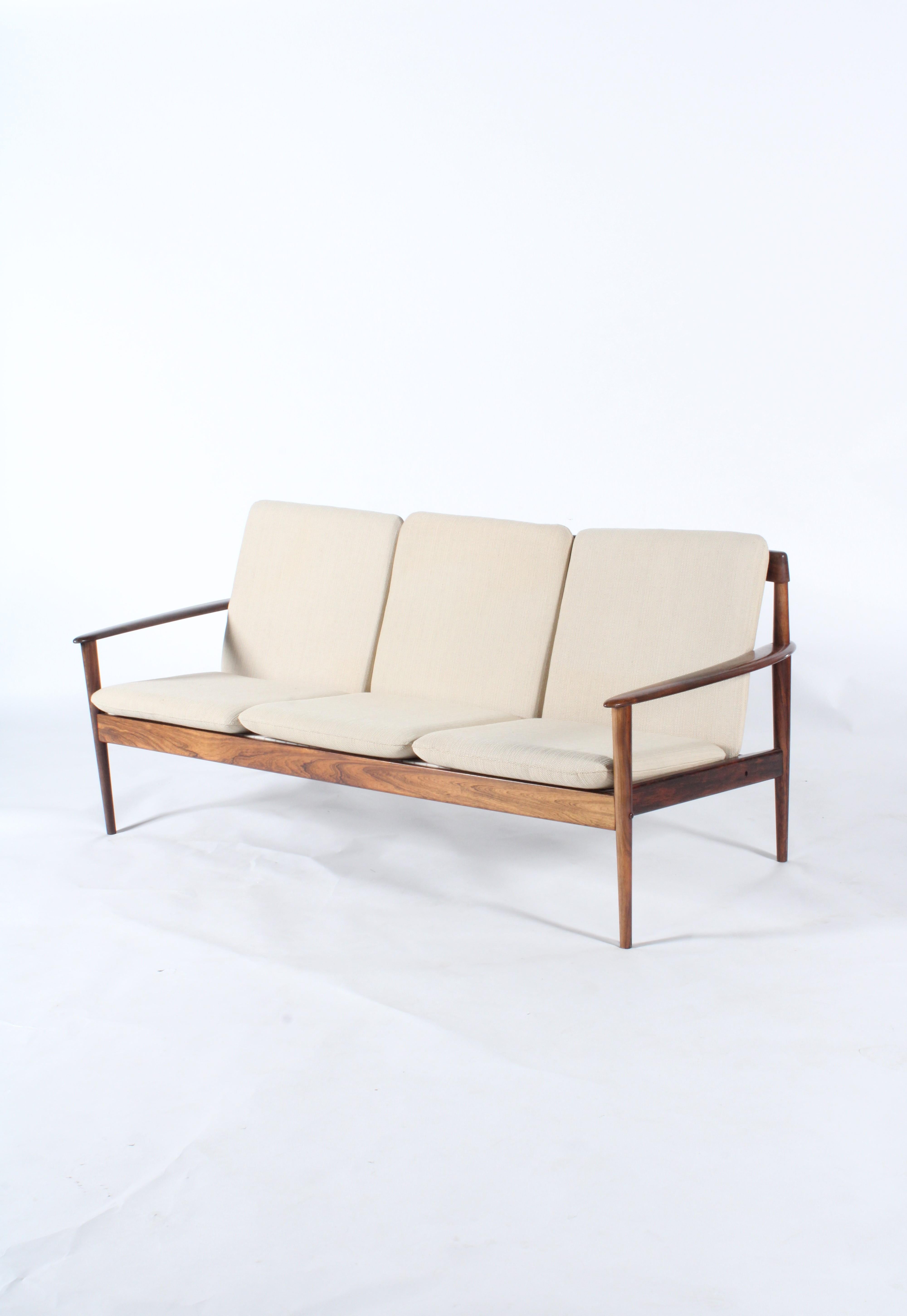 Atemberaubendes dänisches Dreisitzer-Sofa von Grete Jalk  (Moderne der Mitte des Jahrhunderts) im Angebot