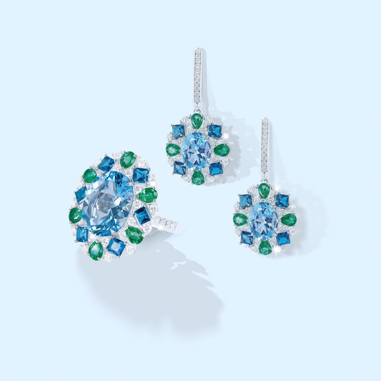 Modern Stunning Three-Stone Diamond Blue Topaz Rare Emerald 18 Karat White Gold Ring For Sale