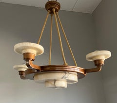 Impresionante e intemporal araña / colgante Art Decó de cuatro brazos de alabastro y madera de nogal