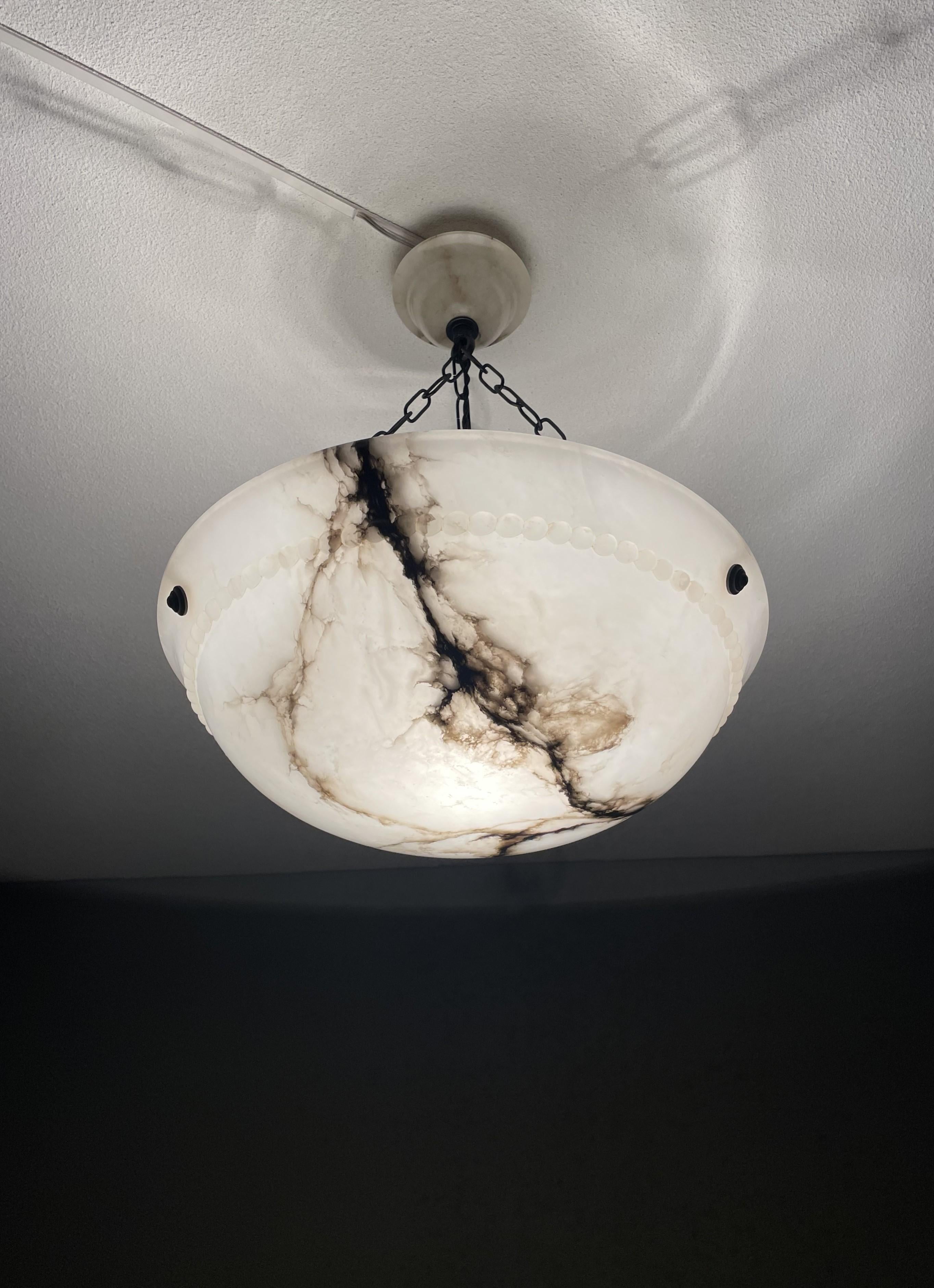 Superb condition and timeless design alabaster pendant light.

Thanks to its good size, its excellent condition and its timeless design this alabaster pendant will never fail to impress. It is in the best condition possible and the