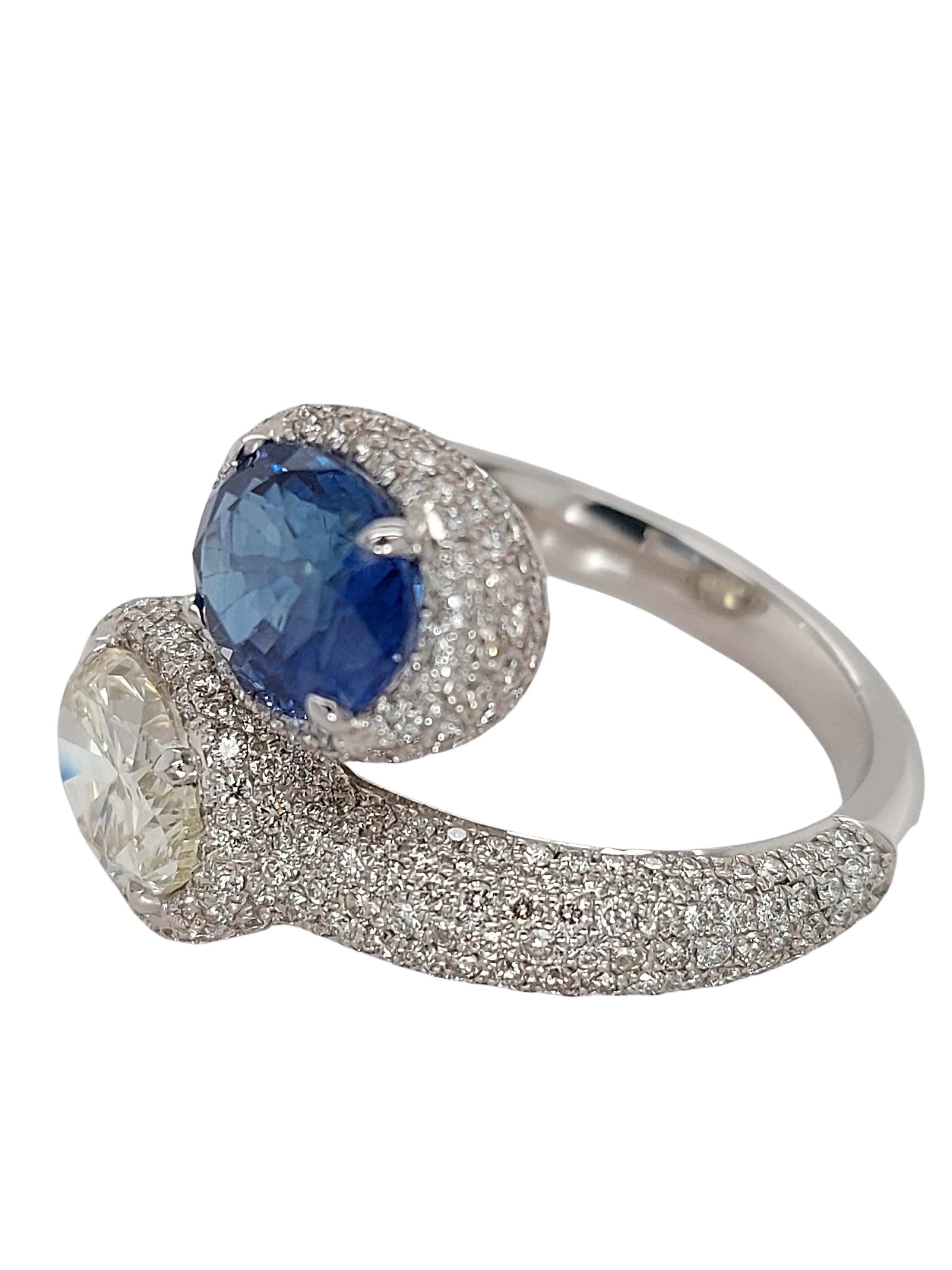 Stunning Toi et Moi 18kt White Gold Ring with a 2.63 Carat Sapphire, 1.67 Carat  For Sale 5