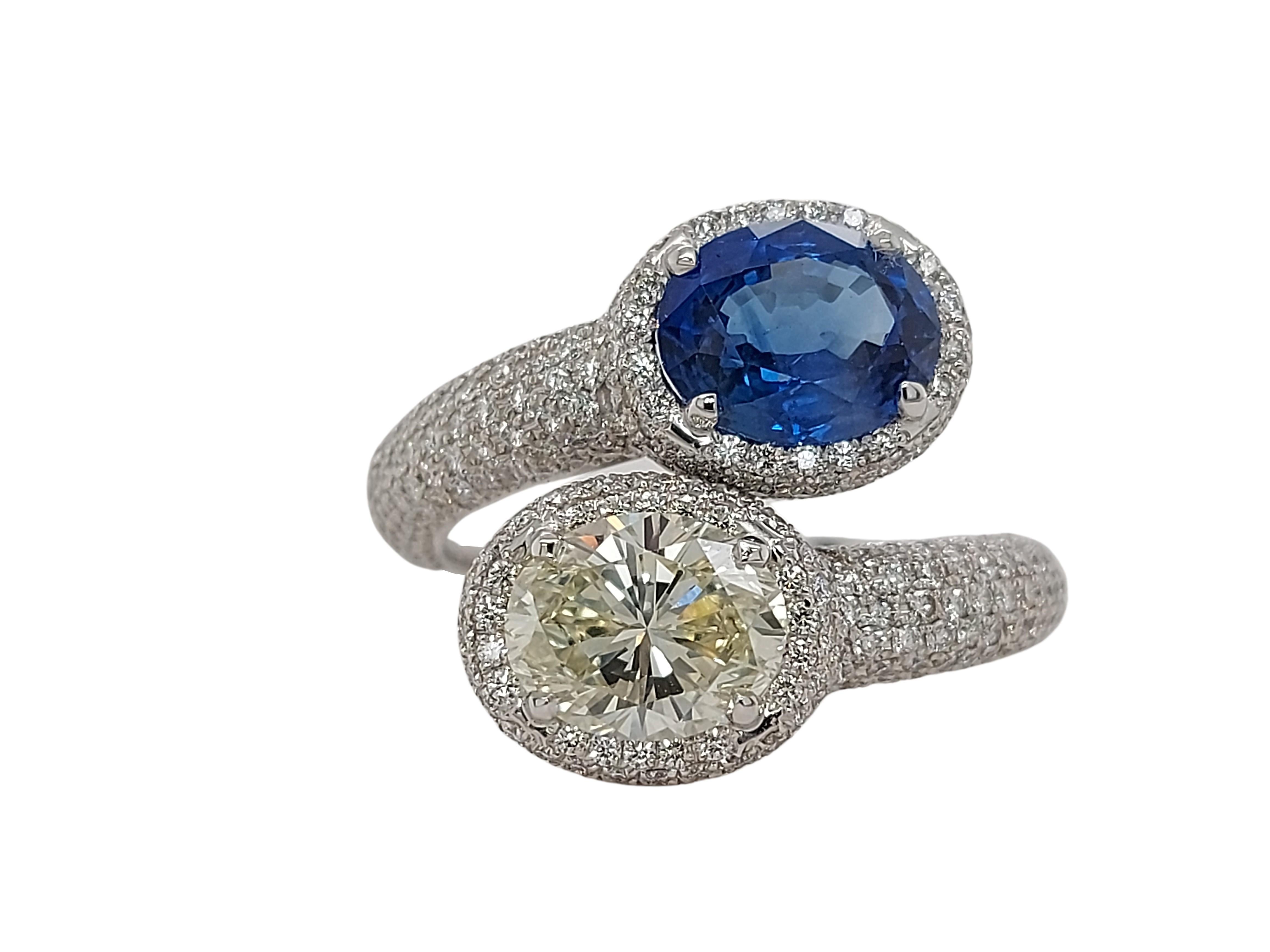 Stunning Toi et Moi 18kt White Gold Ring with a 2.63 Carat Sapphire, 1.67 Carat  For Sale 6
