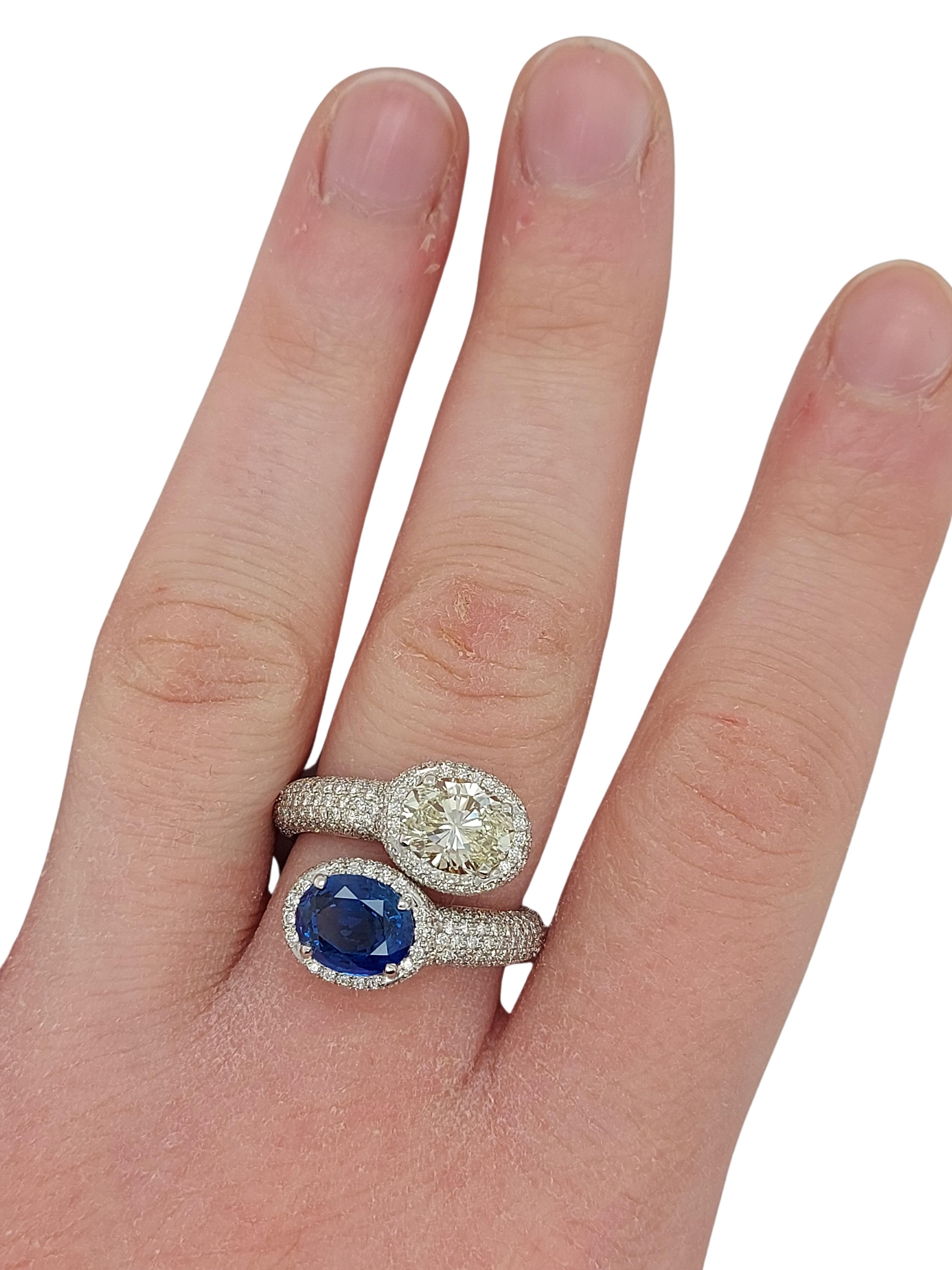 Stunning Toi et Moi 18kt White Gold Ring with a 2.63 Carat Sapphire, 1.67 Carat  For Sale 8