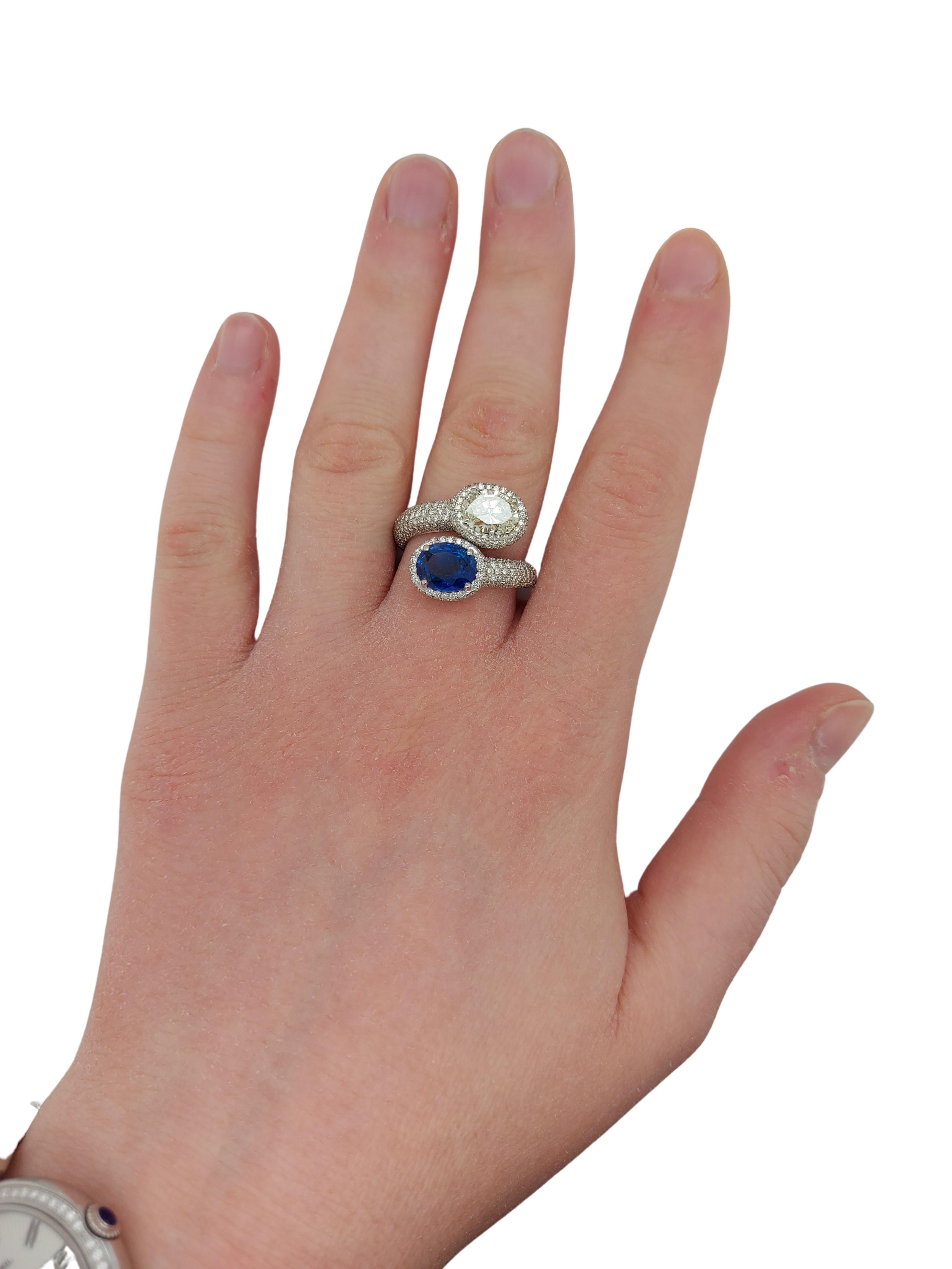 Stunning Toi et Moi 18kt White Gold Ring with a 2.63 Carat Sapphire, 1.67 Carat  For Sale 9