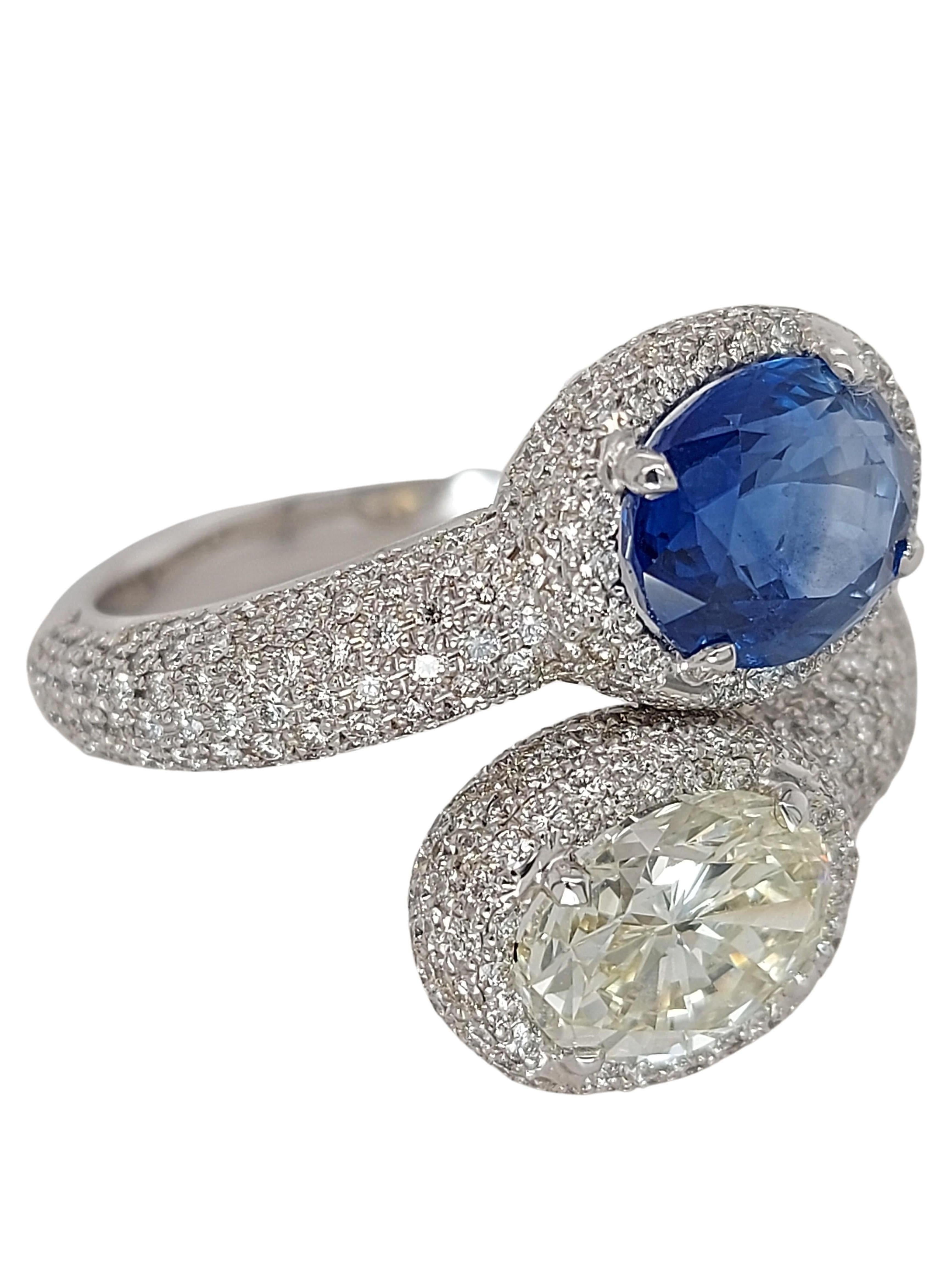 Stunning Toi et Moi 18kt white gold Ring with a 2.63 carat Sapphire, 1.67 carat diamond

Sapphire: Ceylon Sapphire, 2.63 carat, oval shape, Intense blue, Indications of heating, Measurements 8.65 x 7.03 x 4.62 mm

Diamond: Oval, 1.67 Carat, VS1,