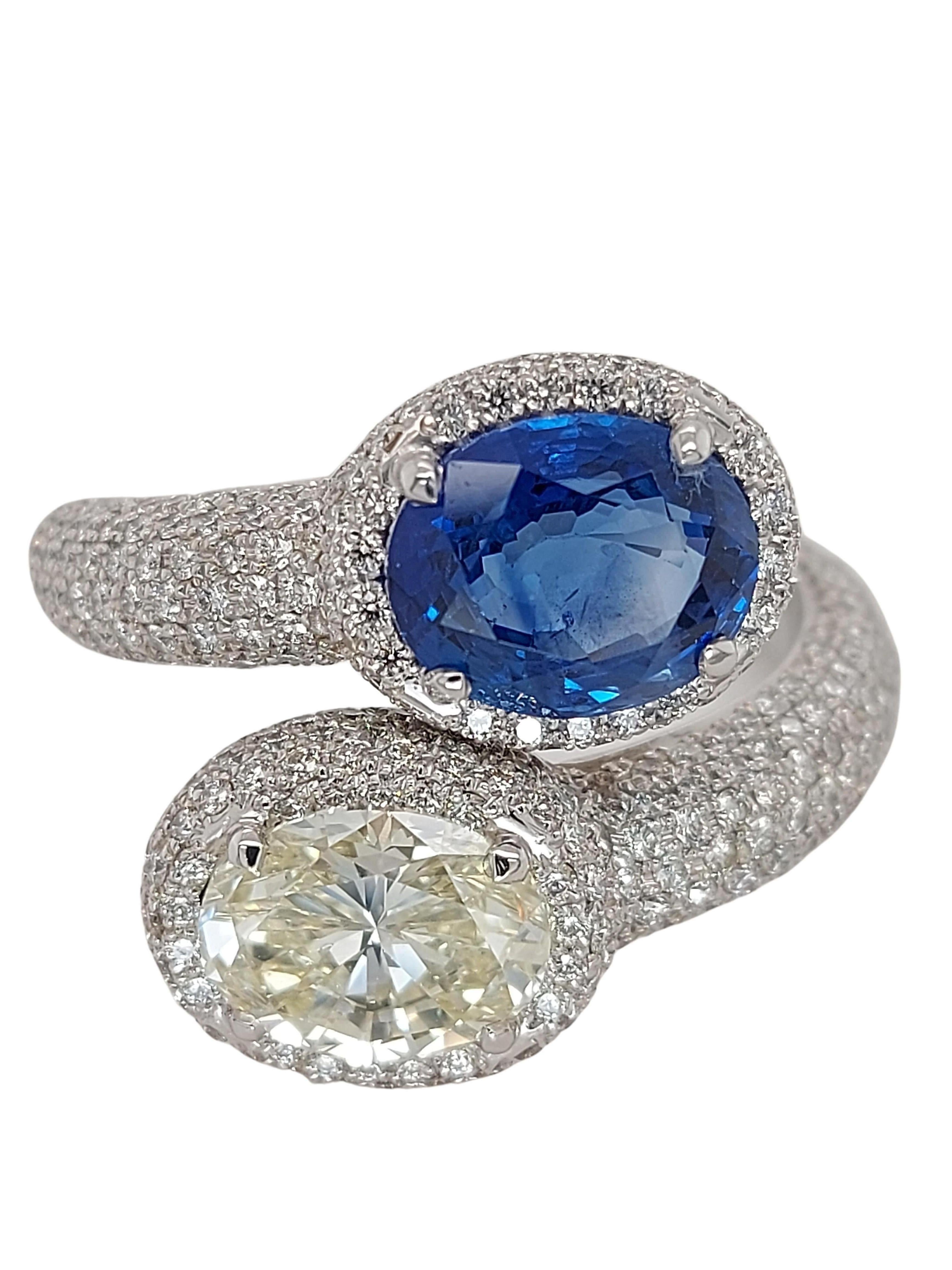 Modern Stunning Toi et Moi 18kt White Gold Ring with a 2.63 Carat Sapphire, 1.67 Carat  For Sale