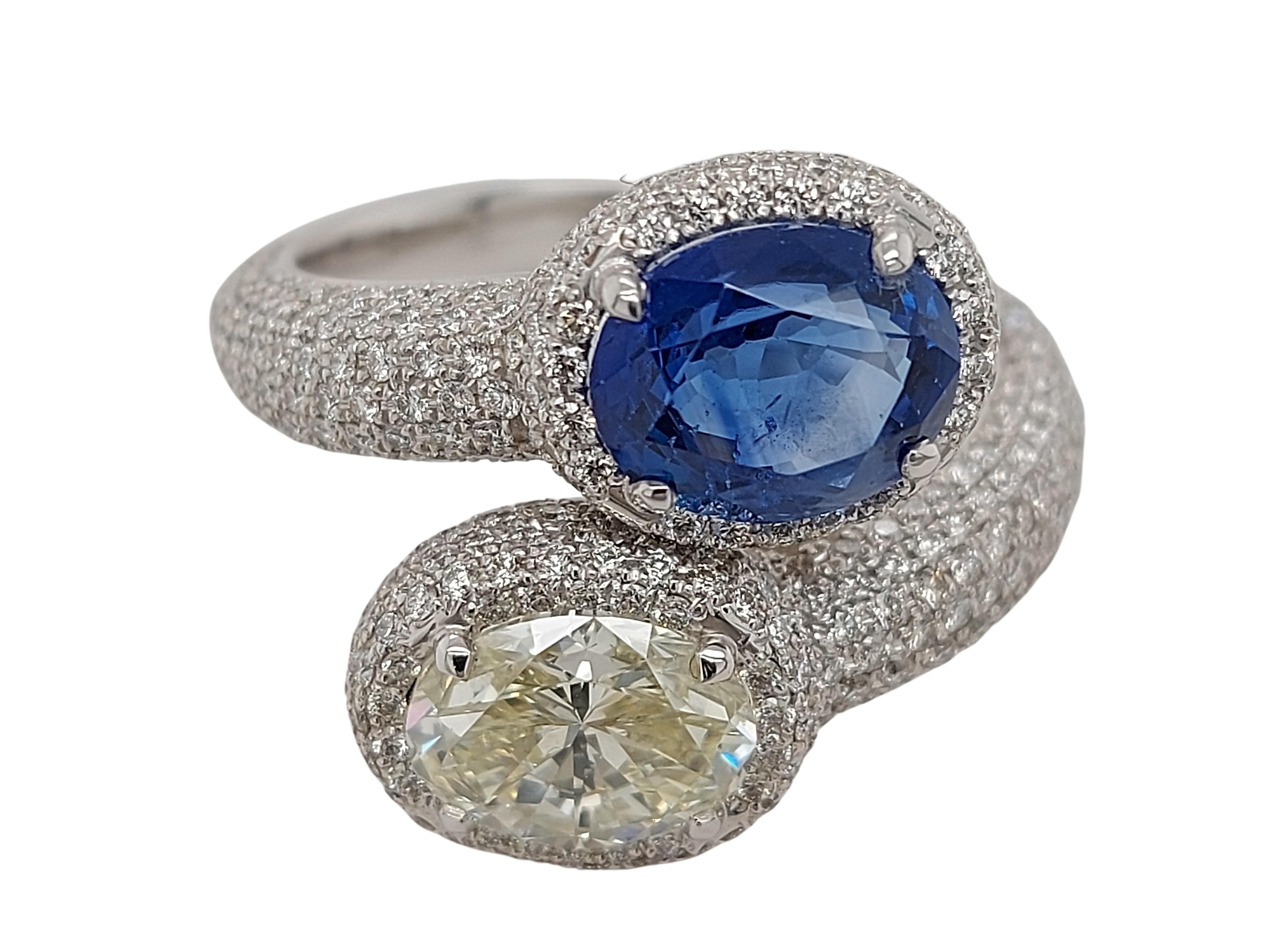 Stunning Toi et Moi 18kt White Gold Ring with a 2.63 Carat Sapphire, 1.67 Carat  For Sale 1