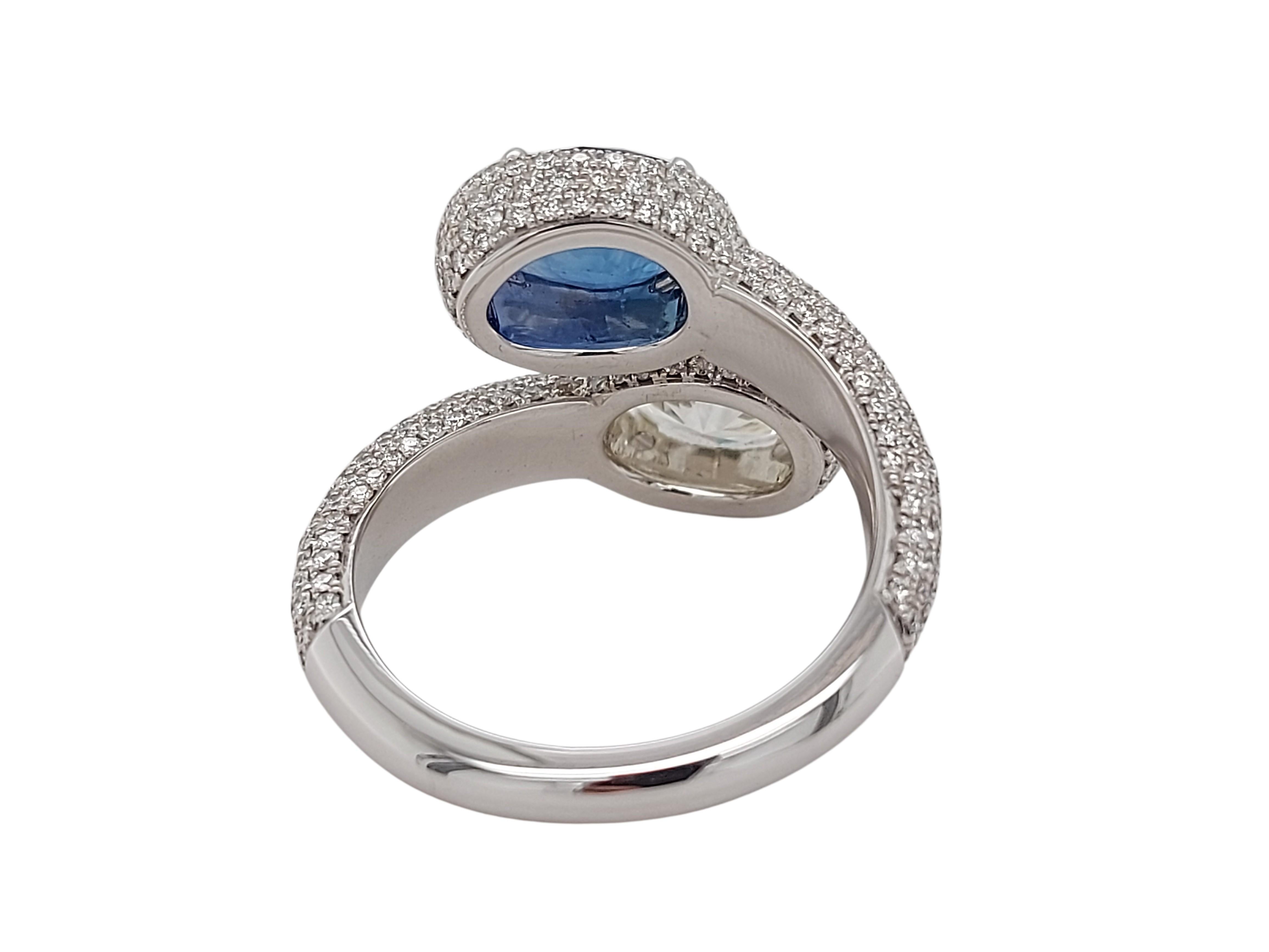 Stunning Toi et Moi 18kt White Gold Ring with a 2.63 Carat Sapphire, 1.67 Carat  For Sale 2