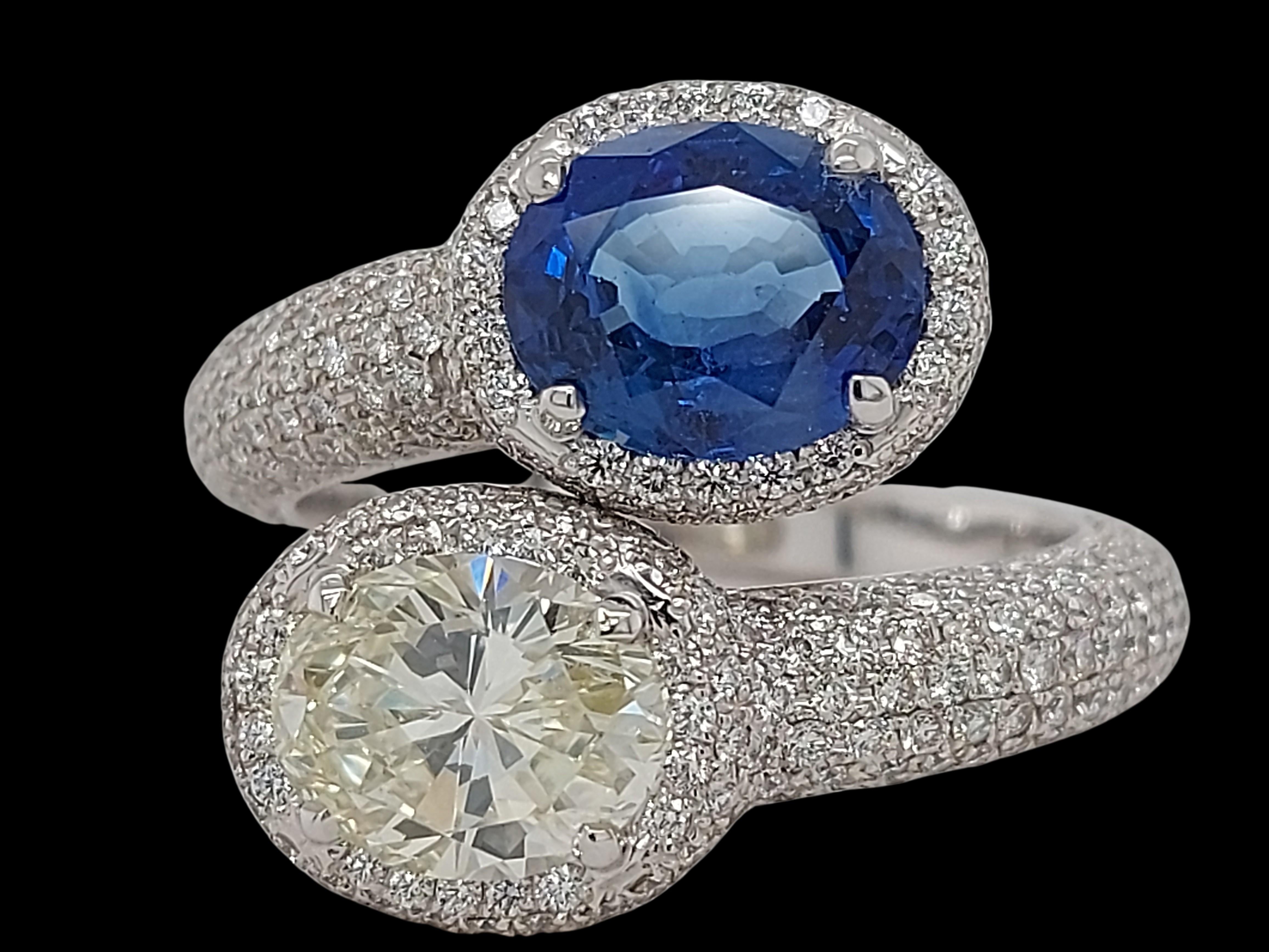 Stunning Toi et Moi 18kt White Gold Ring with a 2.63 Carat Sapphire, 1.67 Carat  For Sale 3